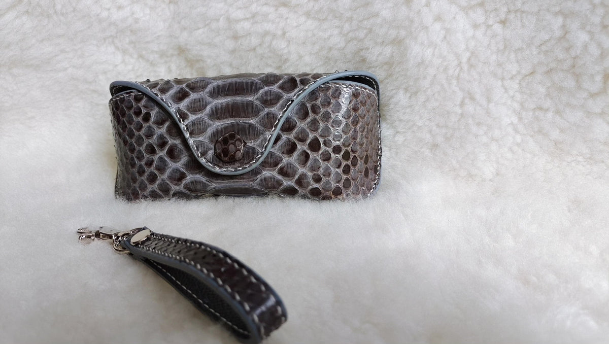 Estuche para gafas de cuero de escamas de dragón azul grisáceo