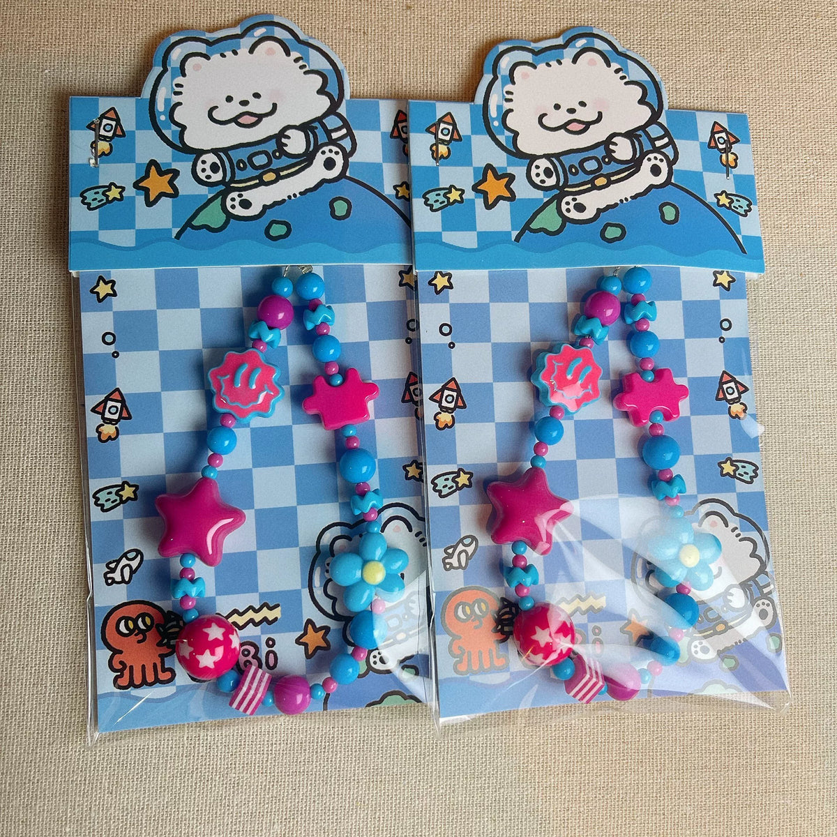 Chaîne de téléphone perles main rose et bleu 22 à 28 cm