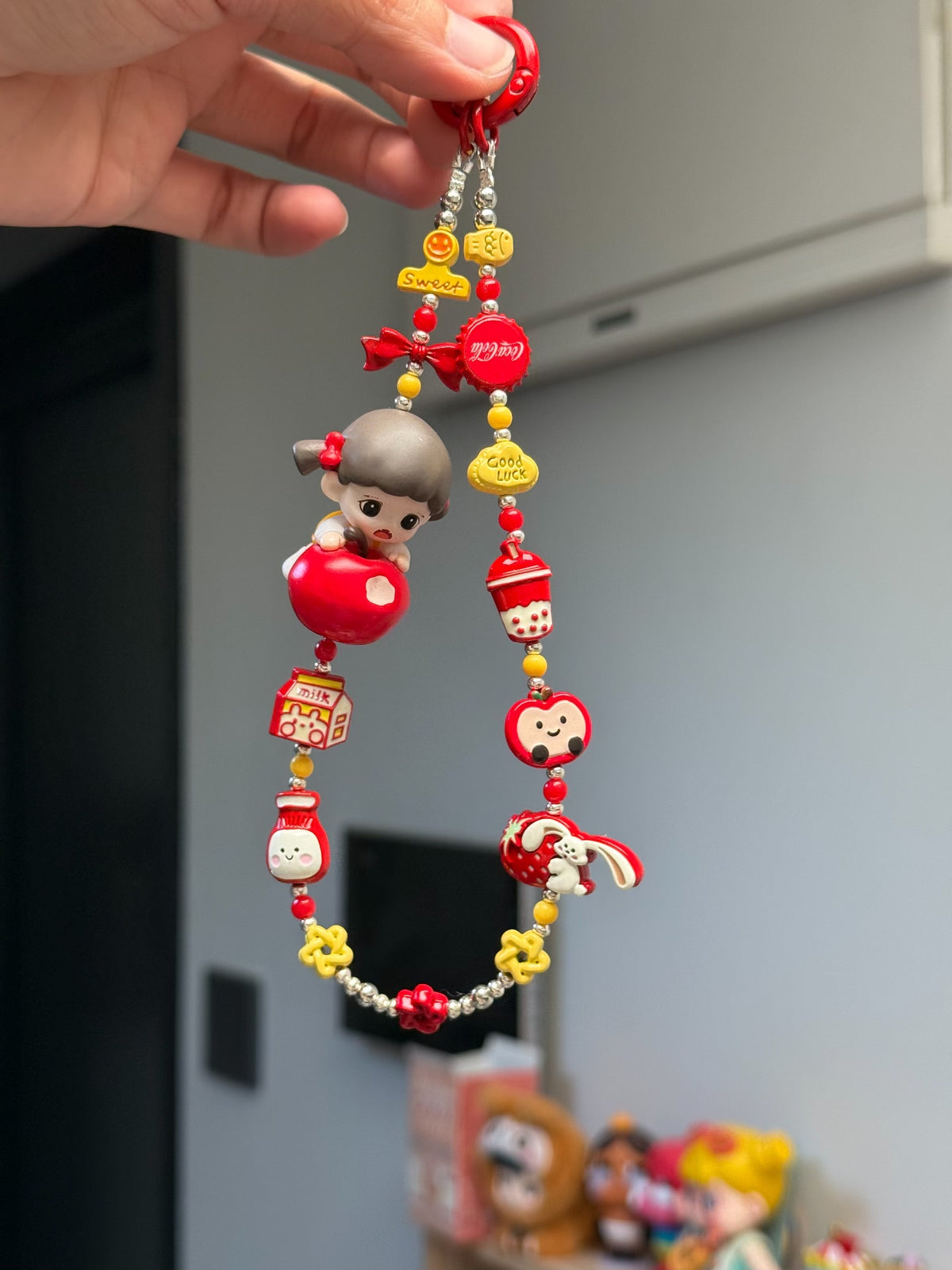 Sangle de téléphone fille et pomme rouge kawaii