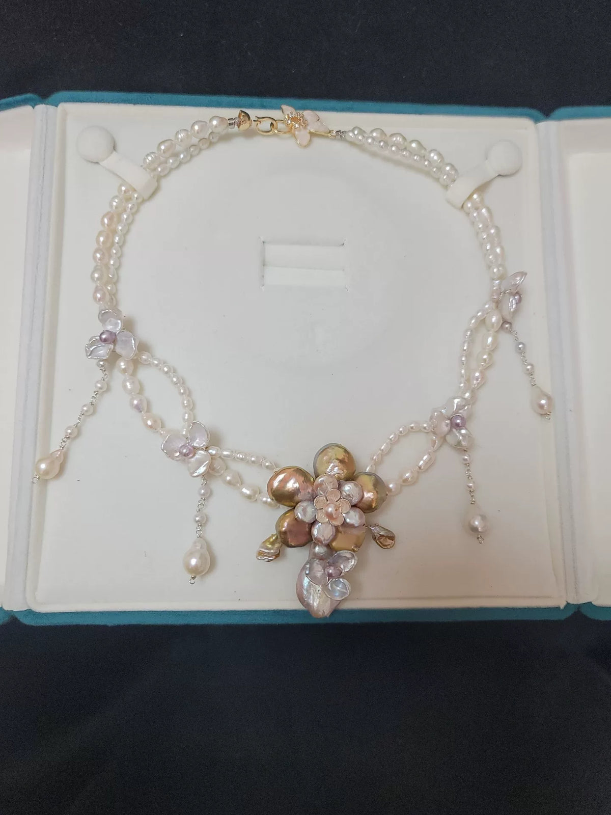 Collana con pendente a fiore in perle naturali d'acqua dolce