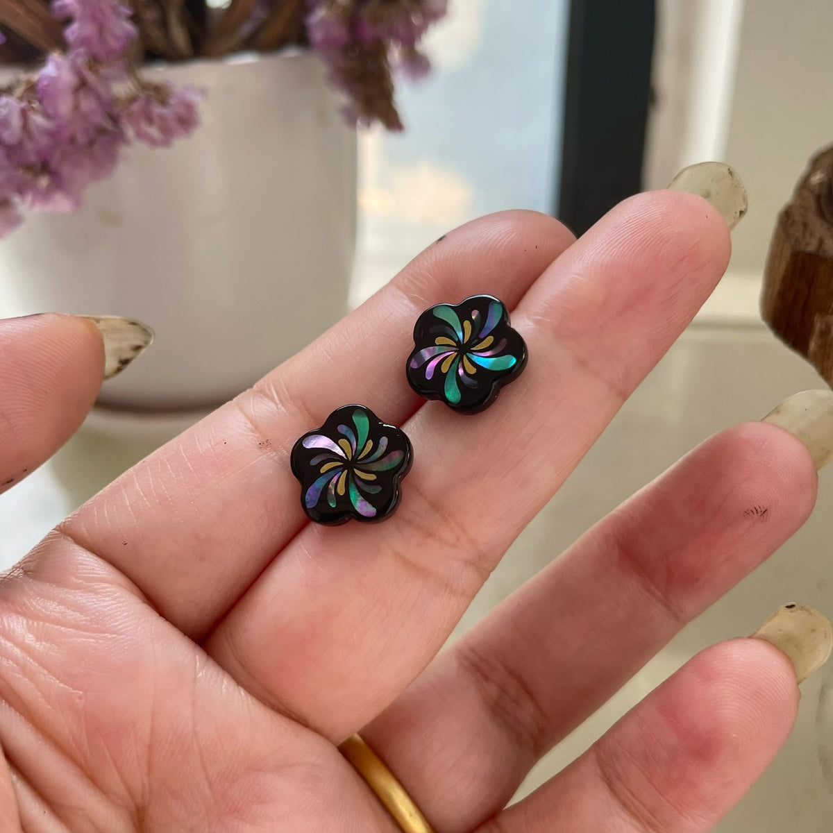 Natural Lacquer Raden Floral Stud Earrings