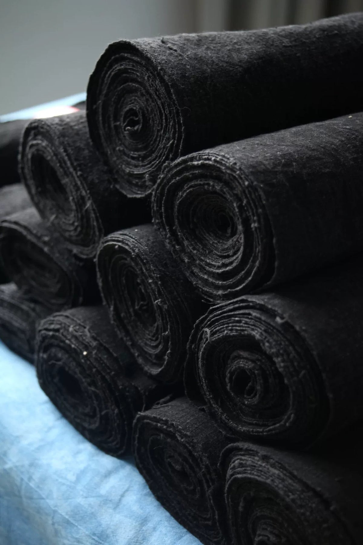Tecido de Algodão Preto Tingido Botanicamente à Mão