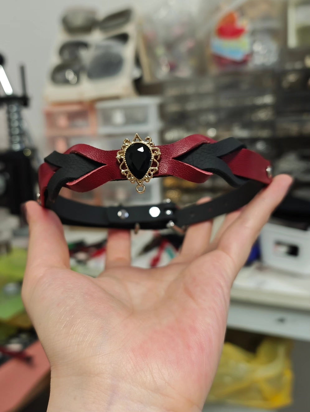 Handgefertigter Bambus-Leder-Choker mit Gold-Ornament