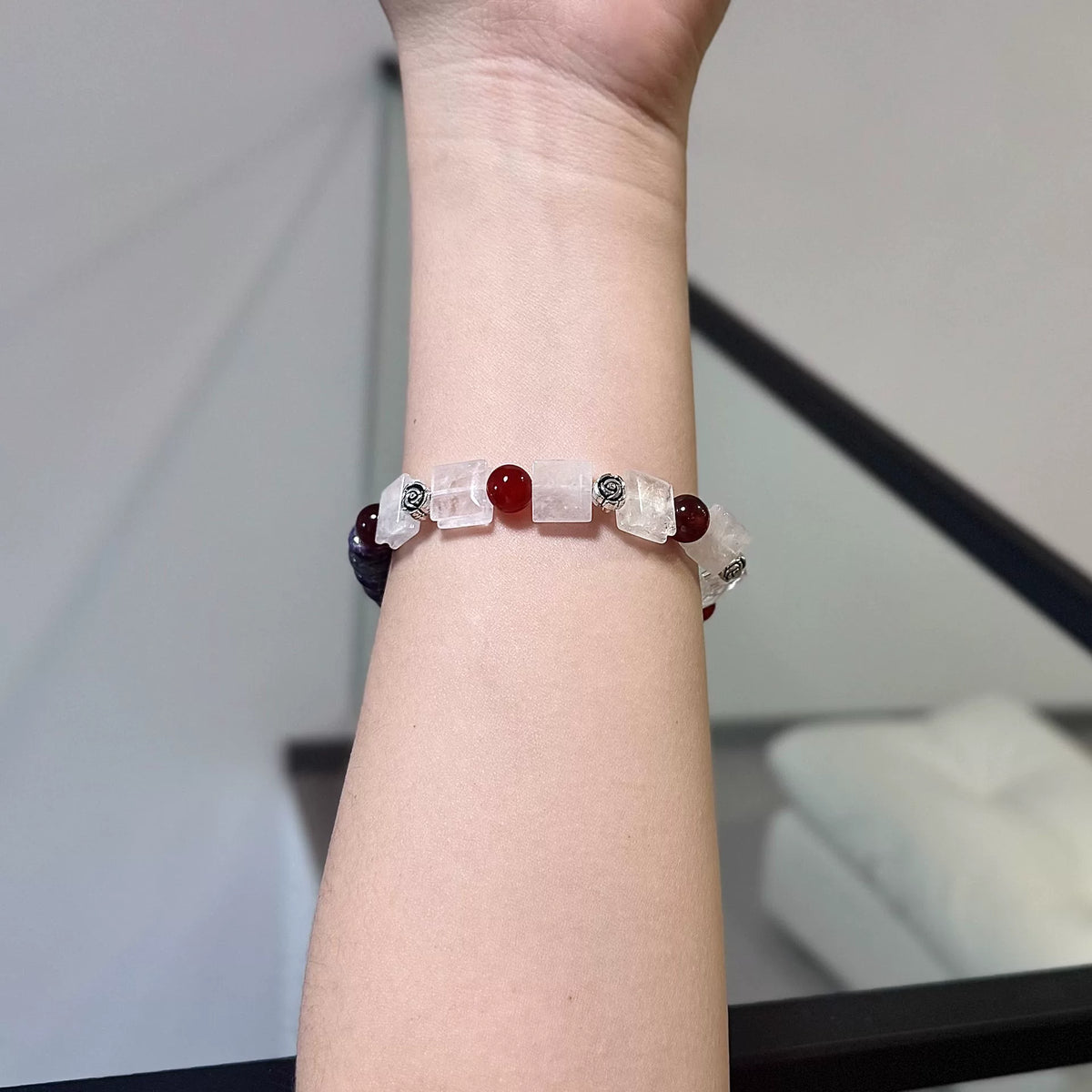 Weißer Phantomquarz, roter Achat, Granat und Charoit Armband