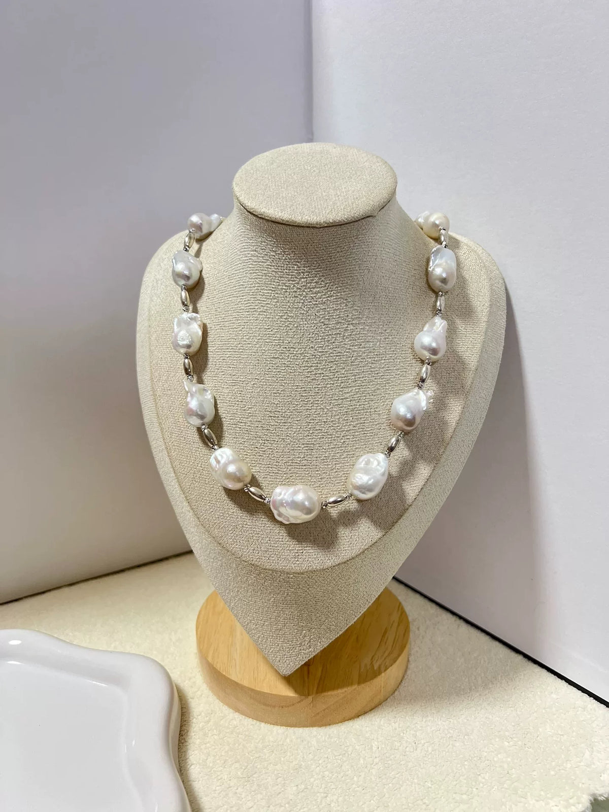 Collana con Perle Barocche Fatta a Mano con Inserti Argentati