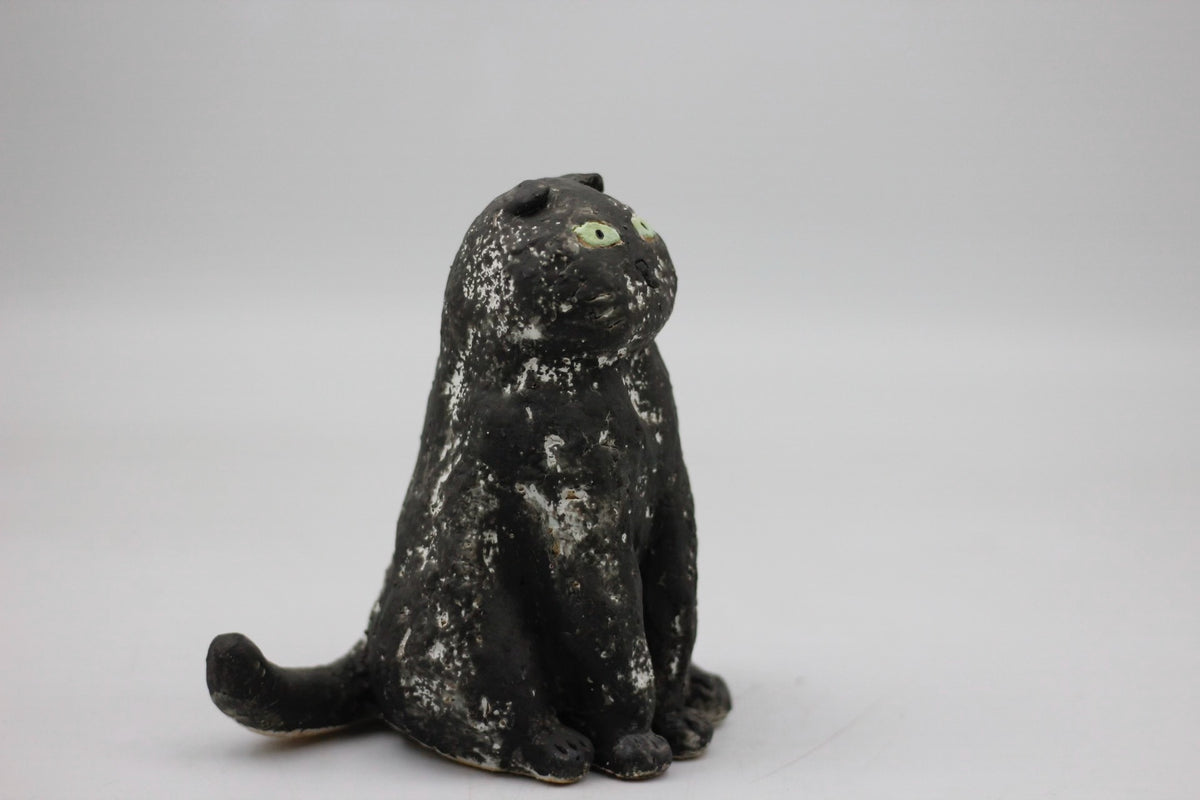 ハンドメイド陶器の猫フィギュア ダメージ加工ブラック仕上げ