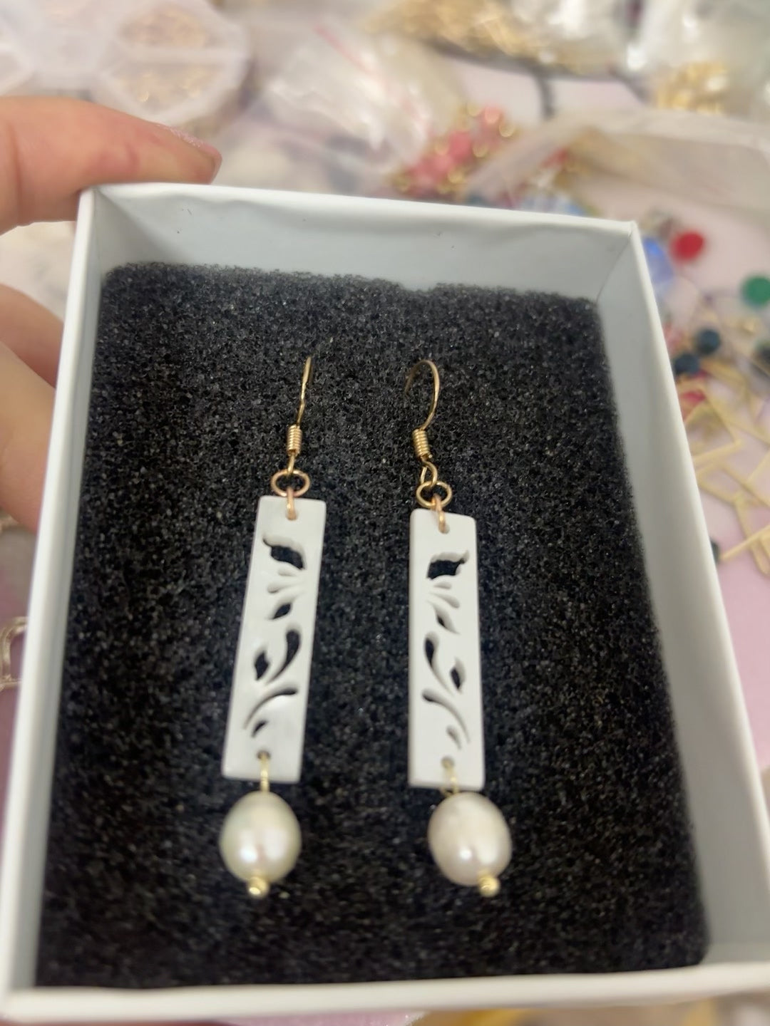 Pendientes Largos de Acetato Blanco, Perla y Dorado