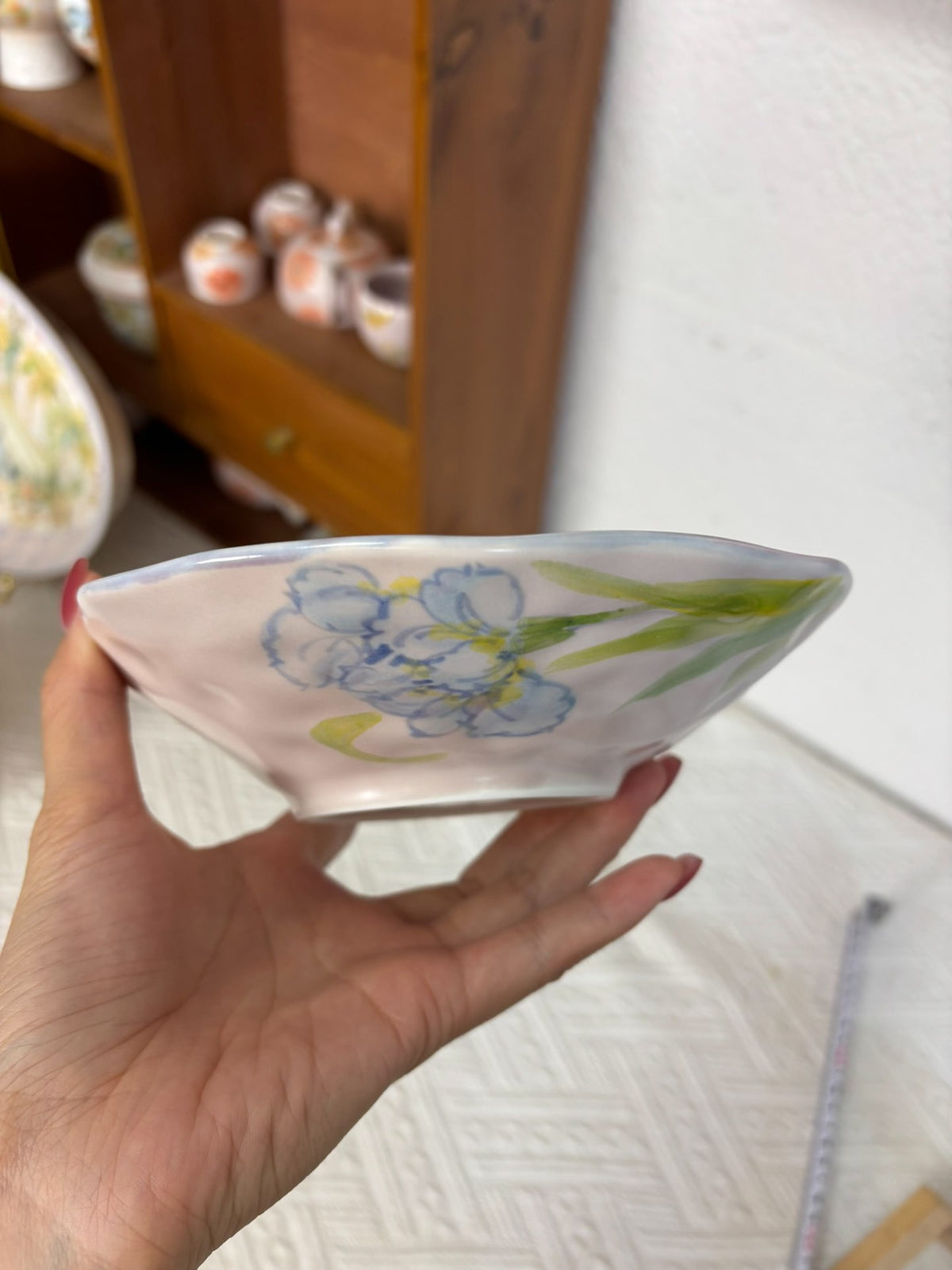 Handgefertigter Keramikteller mit Hasen und Irisblüten