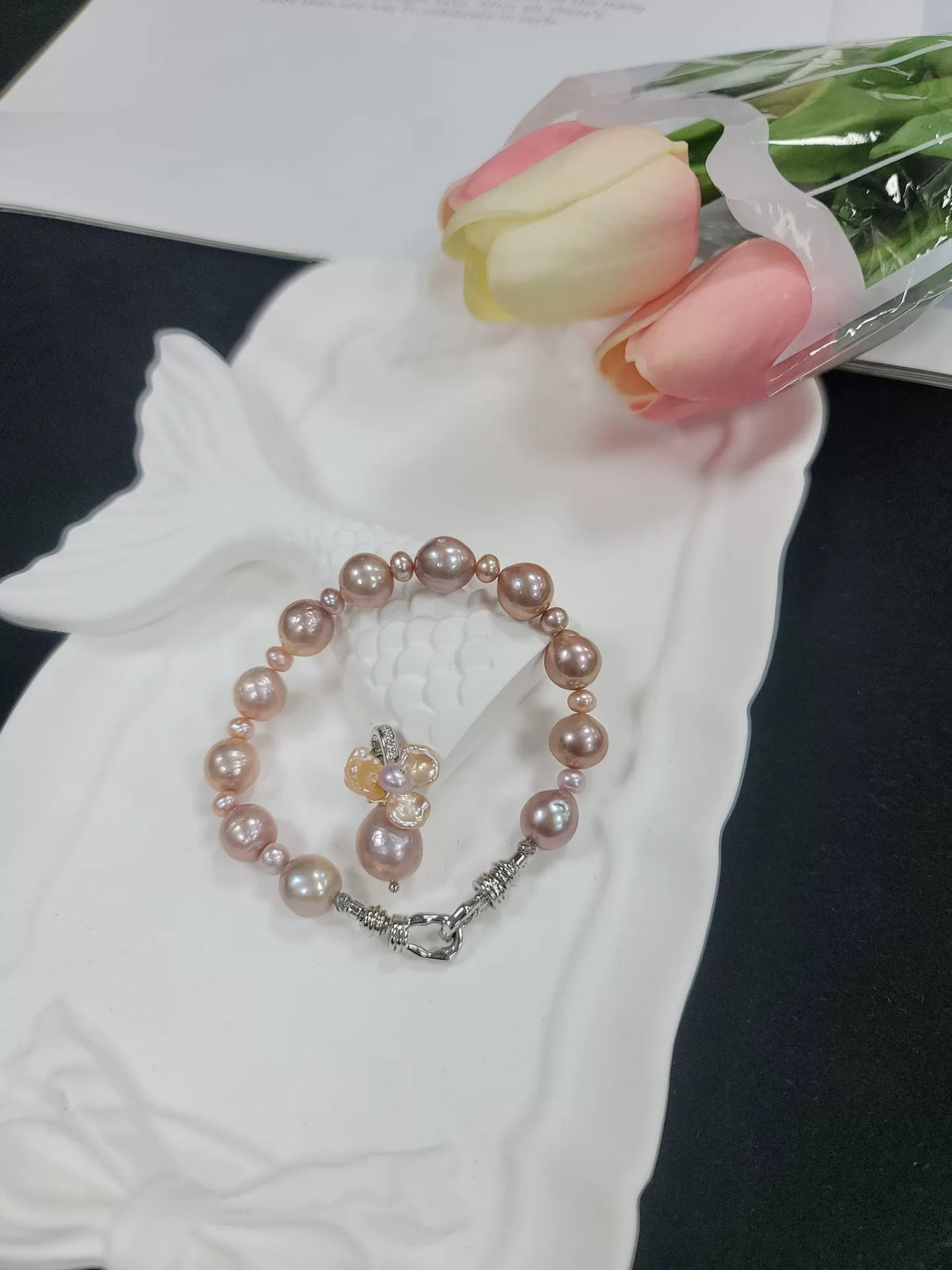 Bracciale in perle rosa con ciondolo a fiore