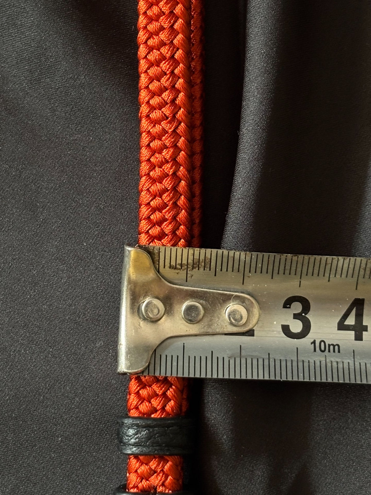 Kamera-Handgelenkriemen aus geflochtener orangeroter Seide