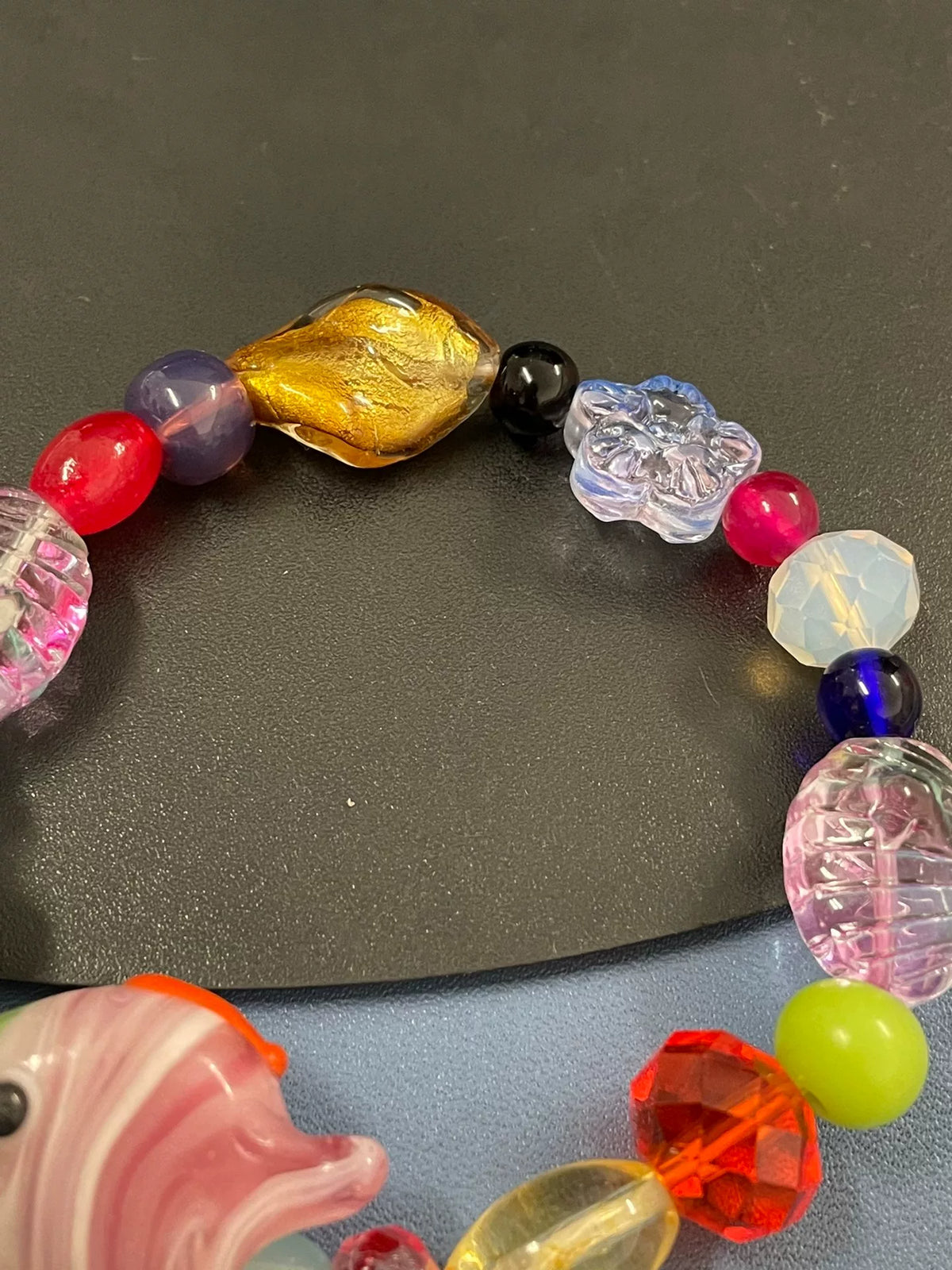 Pulsera de cristal con pez rosa y blanco