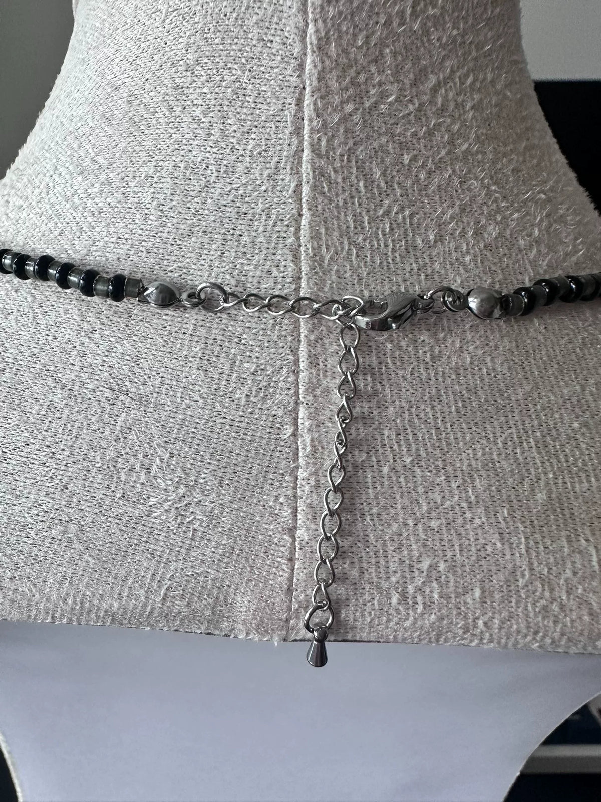 Handgjort svart pärlhalsband med sötvattenpärla