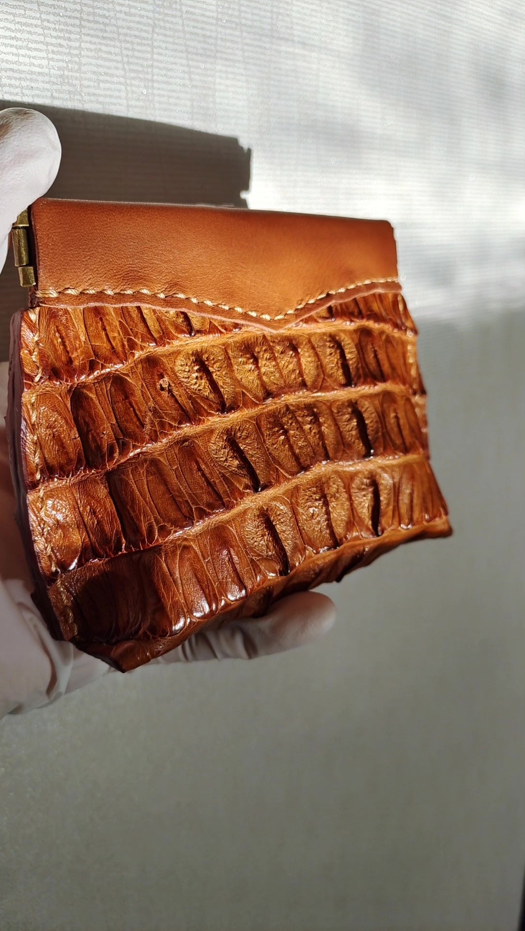 Pochette en cuir de dos de poisson marron selle