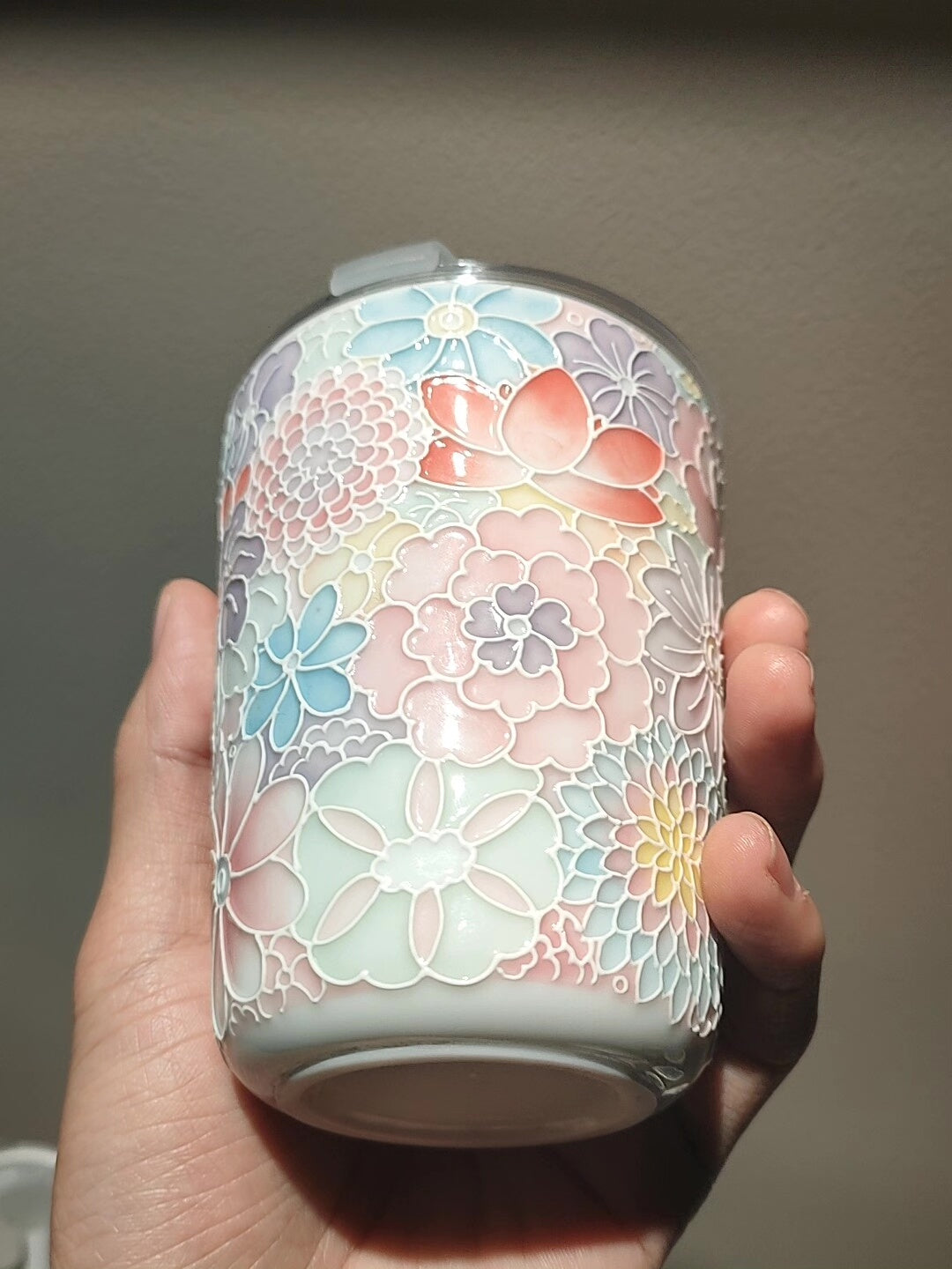 Handbemalter floraler Keramik-Reisebecher