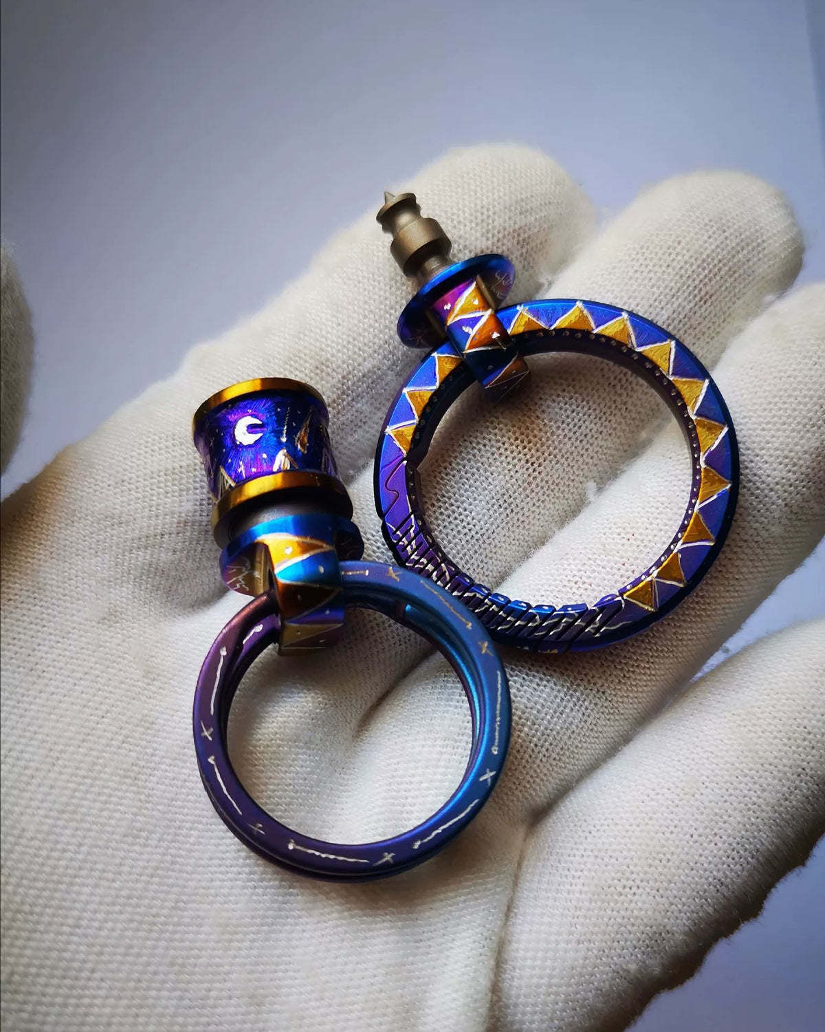 Titan-Fidget-Schlüsselanhänger mit irisierender anodisierter Himmelsgravur