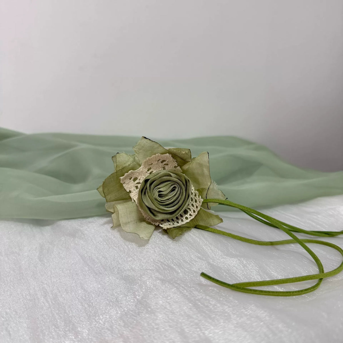 Pinza para el pelo de tela floral verde hecha a mano