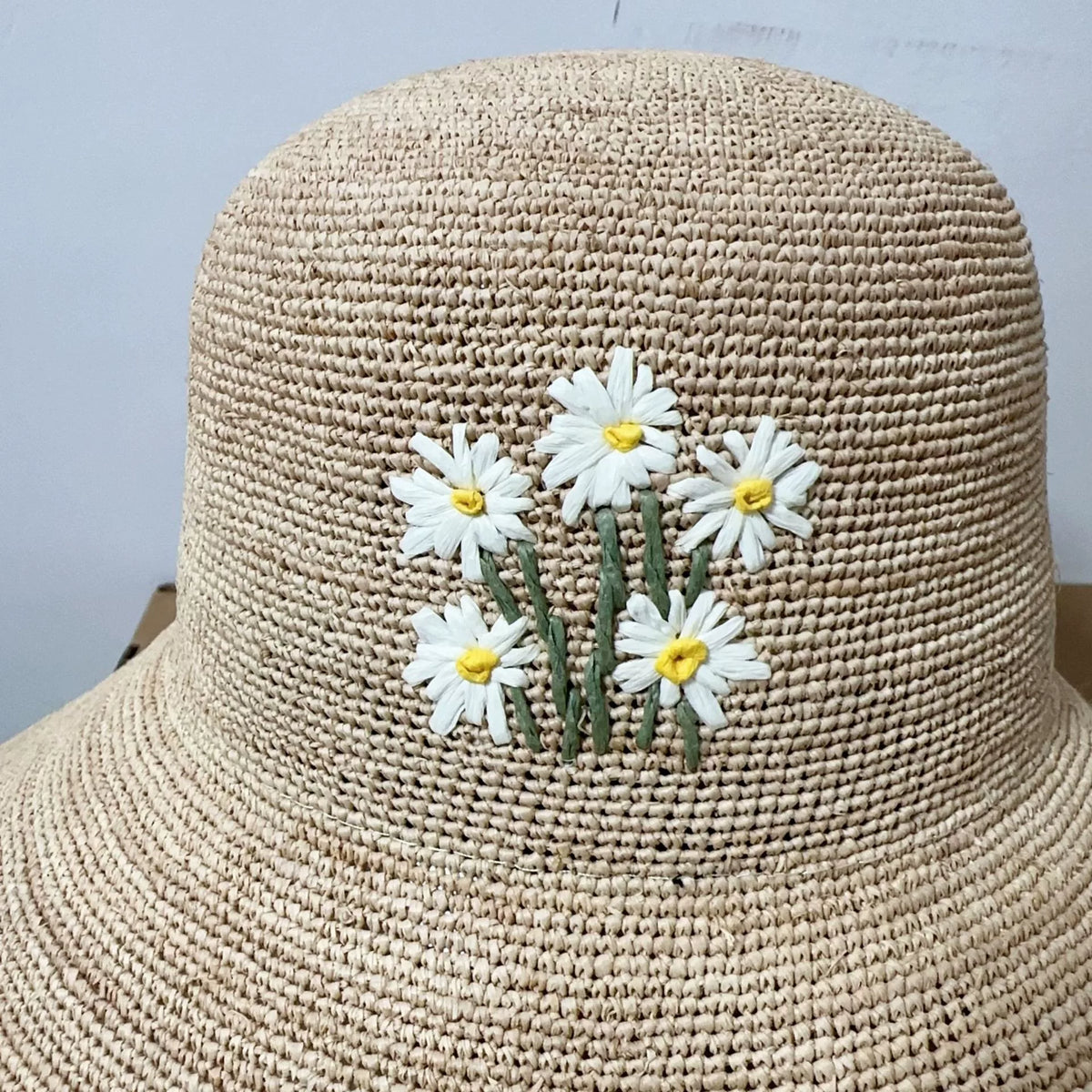 Cappello da Sole in Rafia all'Uncinetto con Margherite Ricamate