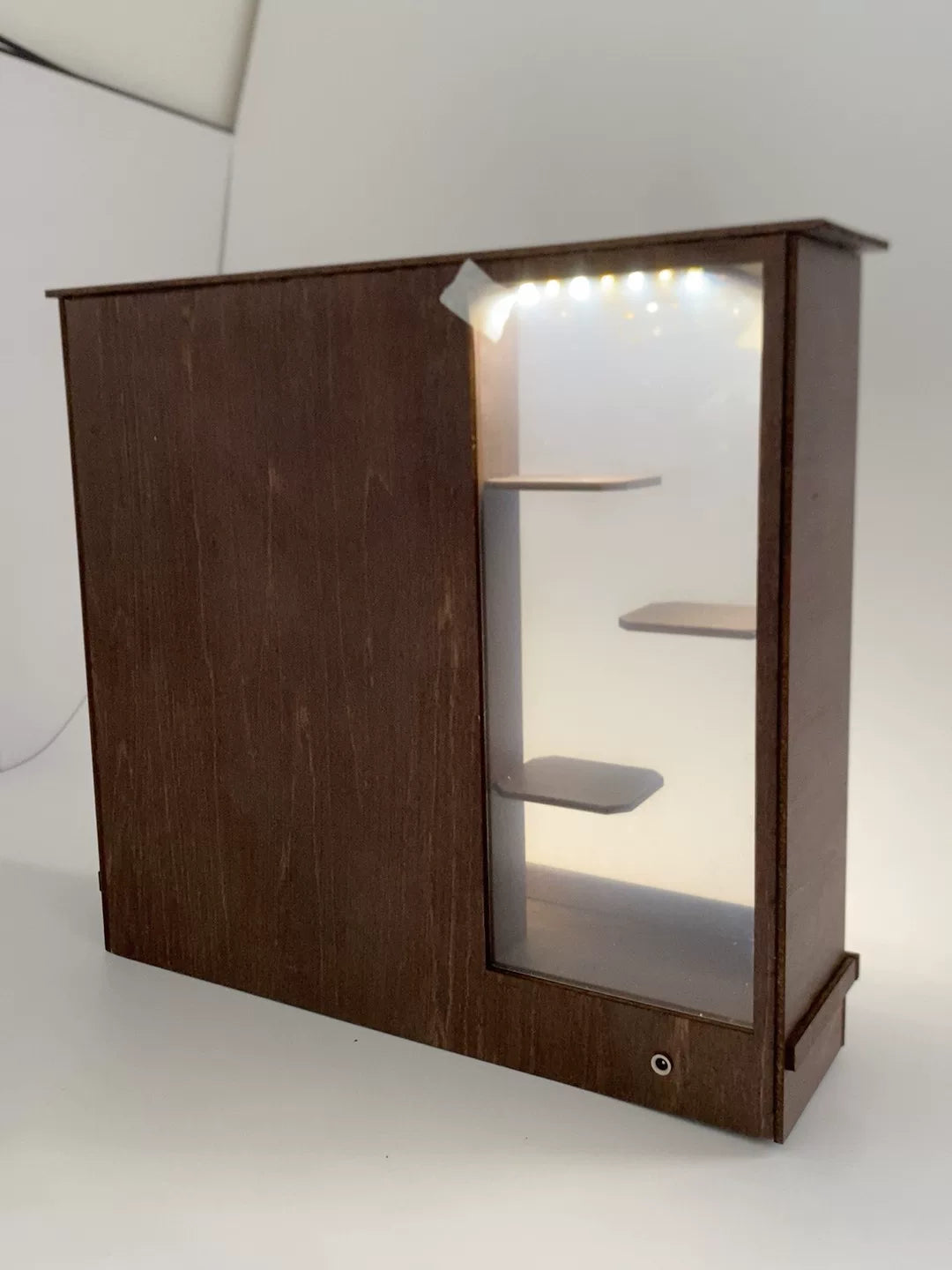 Vetrina in legno in miniatura con LED