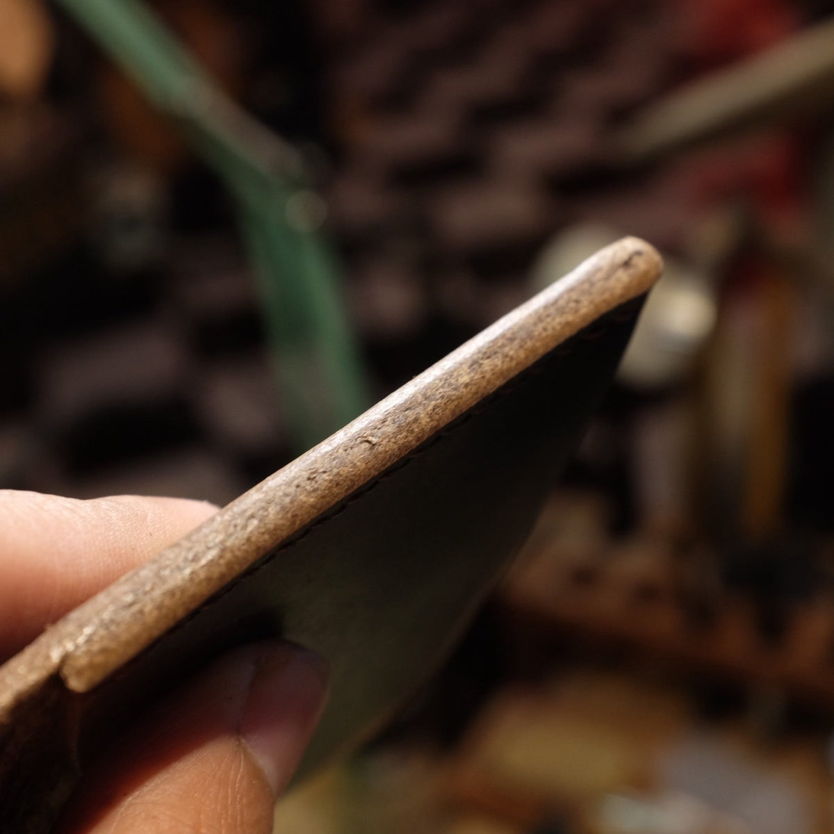 Handgenähter schwarzer Kartenholder mit Kupferdruckknopf