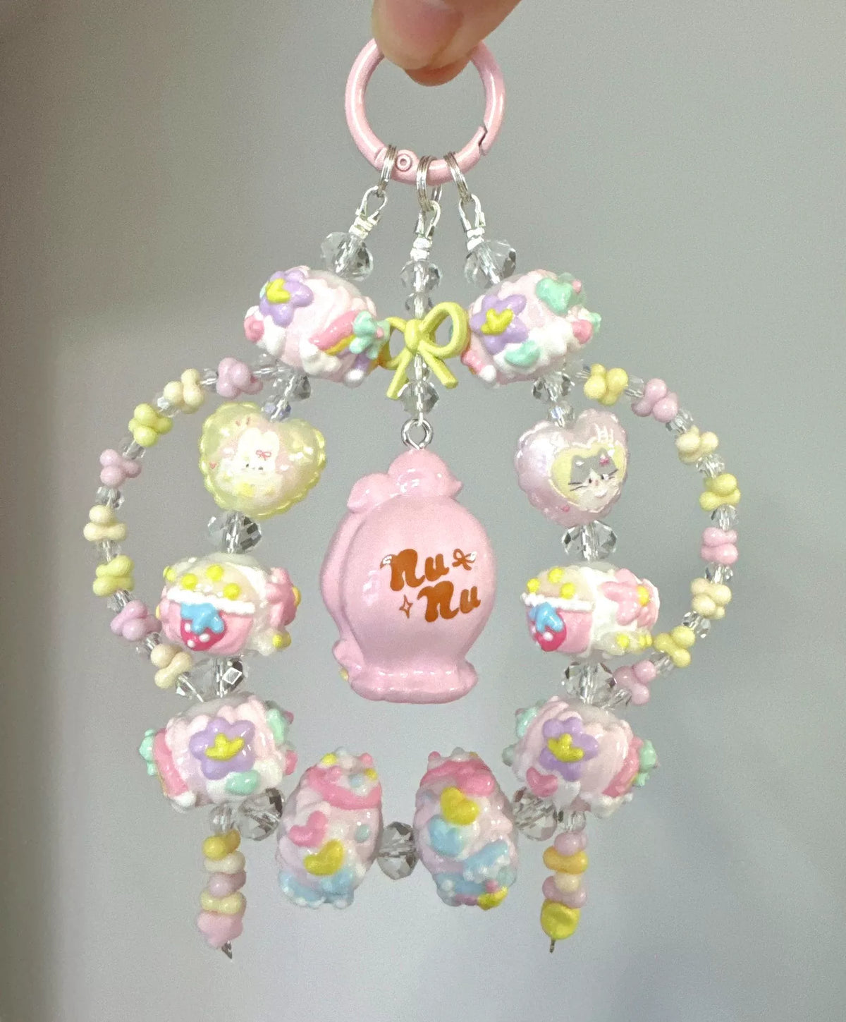 Kawaii Perlen-Handyanhänger mit rosa Figur