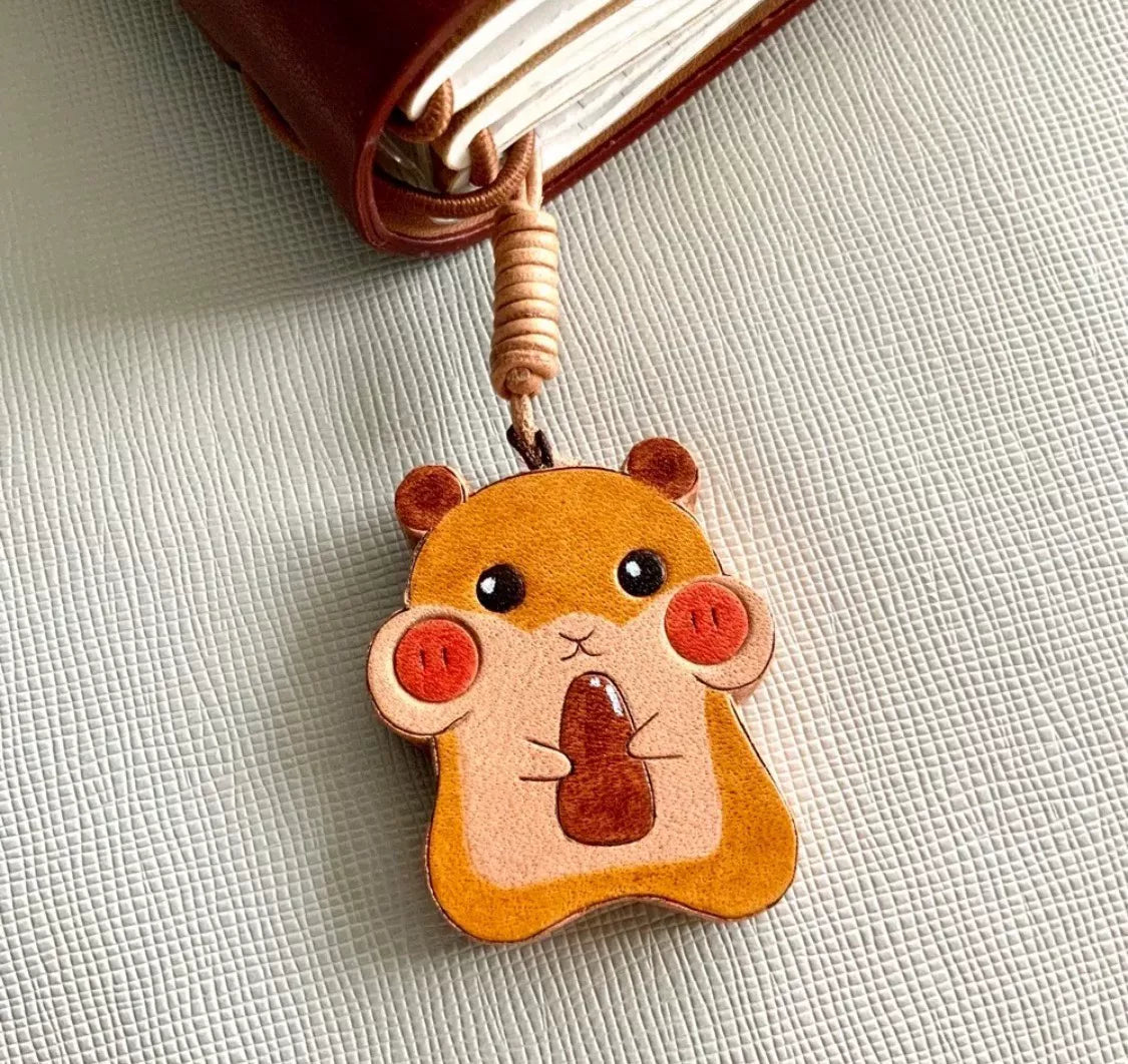 Charm de Couro de Esquilo e Bolota Esculpido à Mão