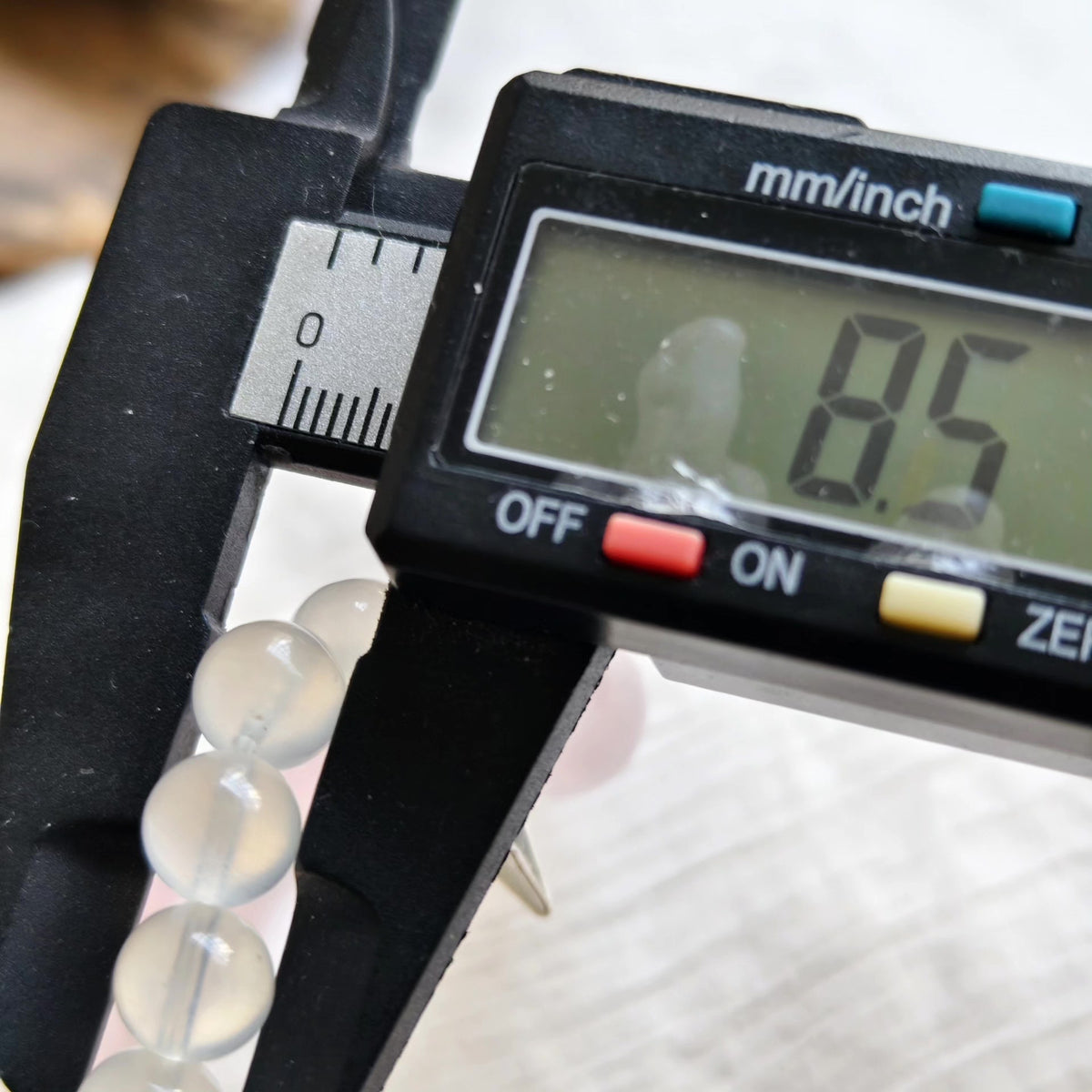 Rosenquarz-Mondstein Perlenarmband mit silbernem Spike-Anhänger