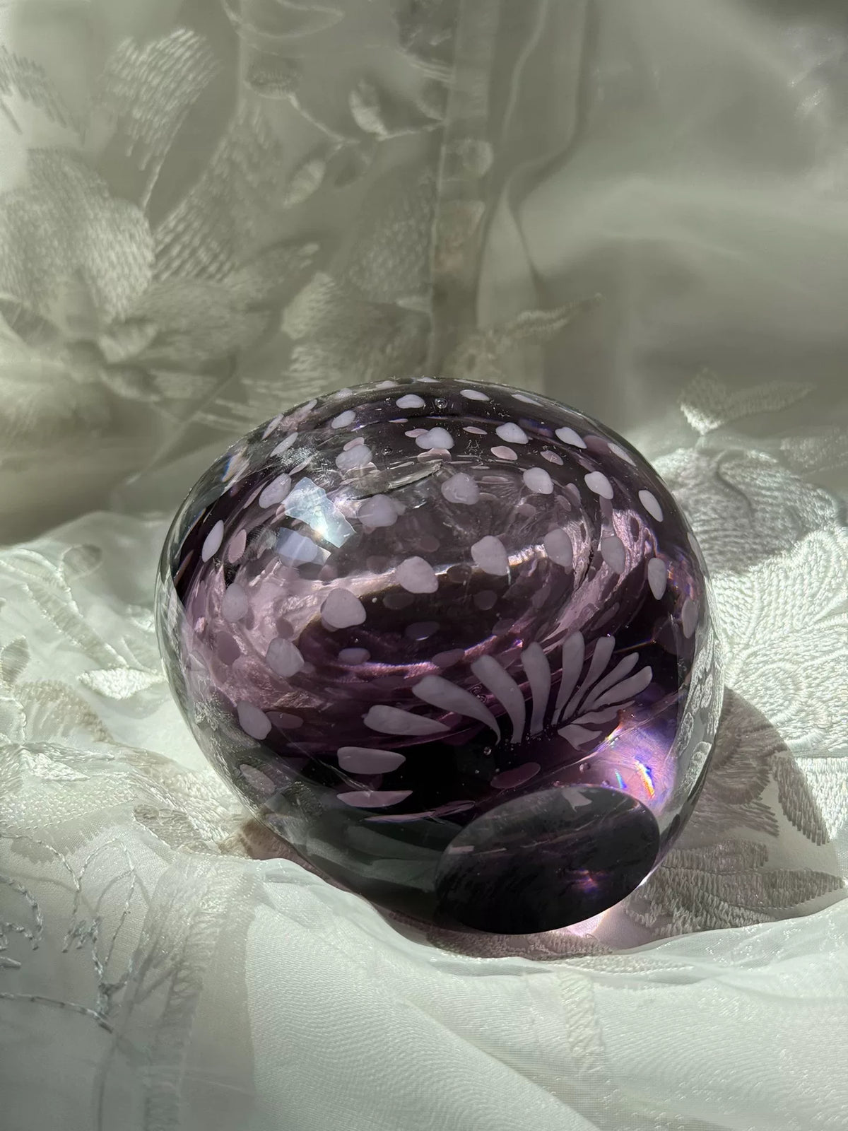 Jarrón de vidrio púrpura con flor de cristal