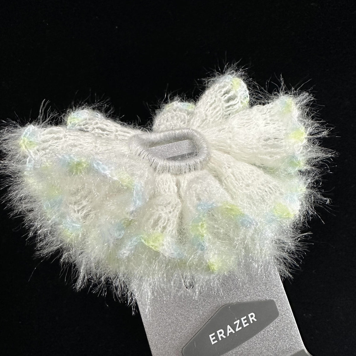 Handgemaakte gehaakte bloemenscrunchie crème