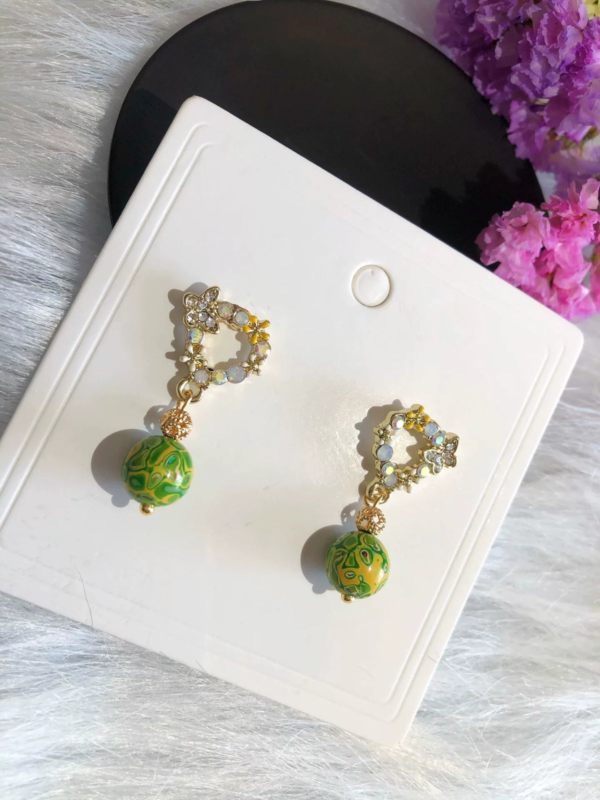 Boucles d'oreilles dorées avec perle laquée verte