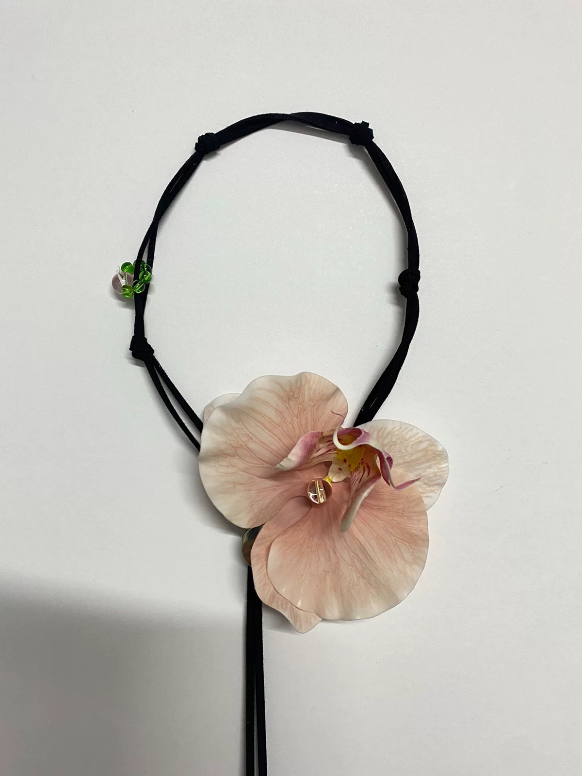 Collar choker de orquídea 3D con cordón negro de 110 cm