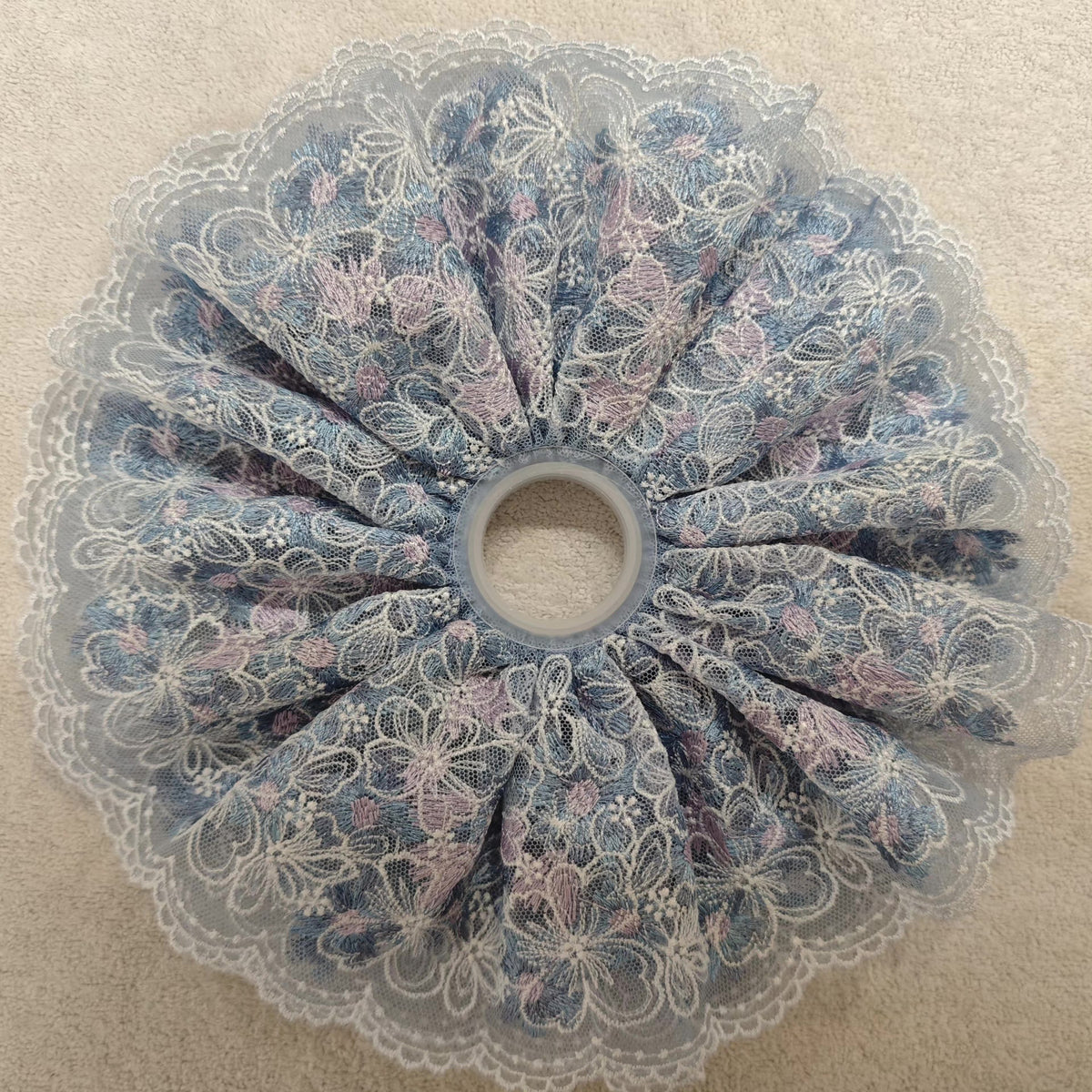 Hårscrunchie i blommig spets, blåviolett