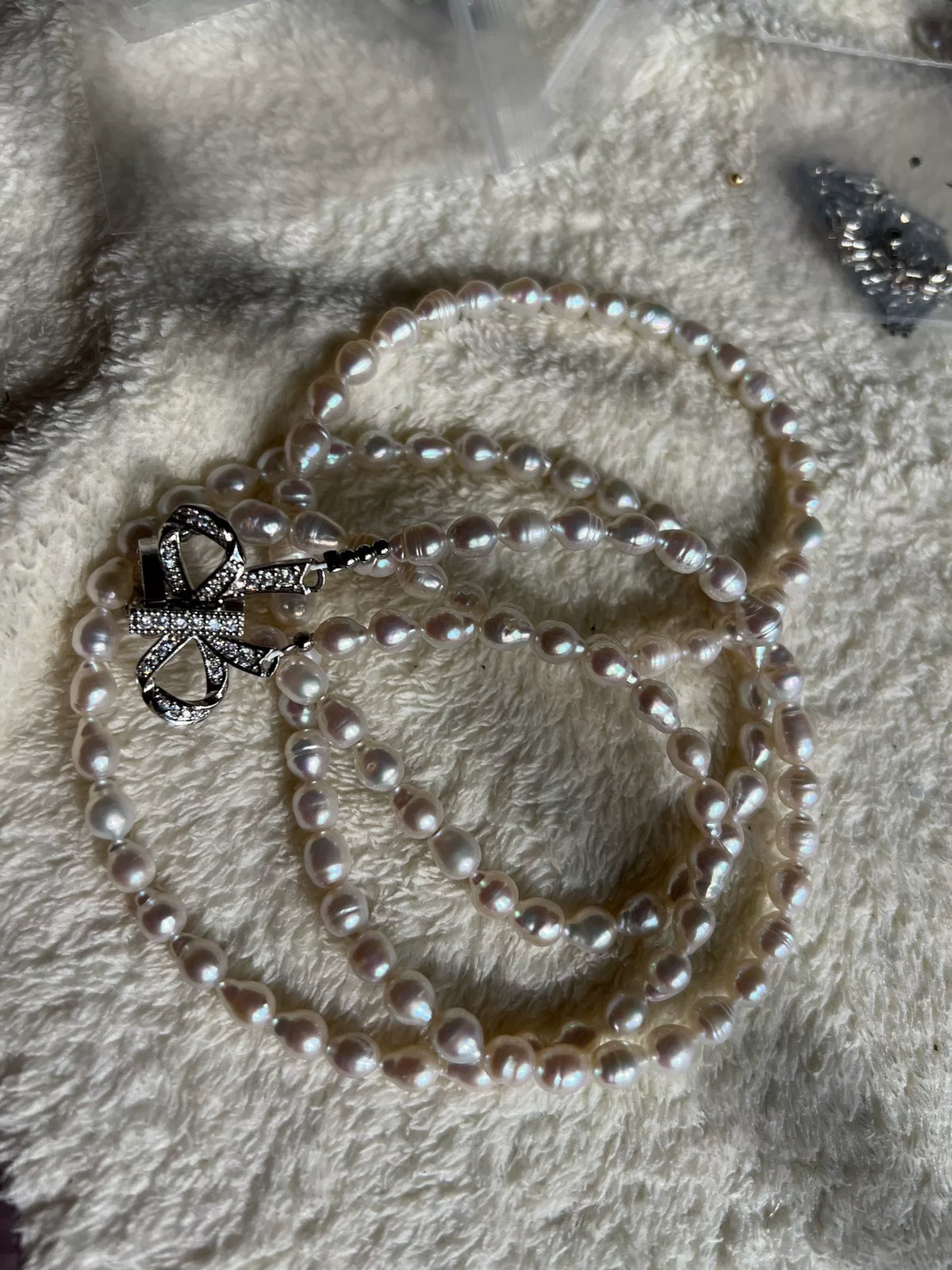 Collier à deux rangs de perles d'eau douce fermoir nœud