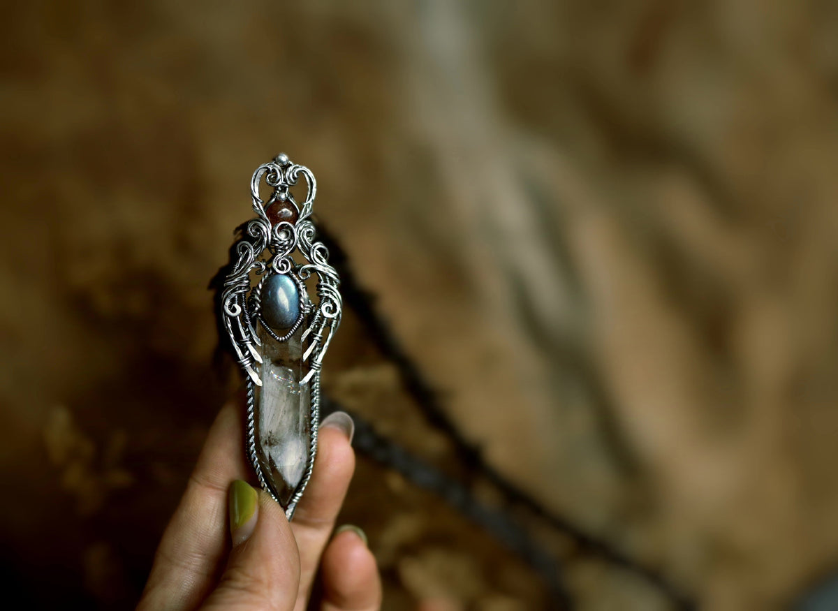Pendentif en Quartz Fantôme Blanc et Labradorite serti de fil