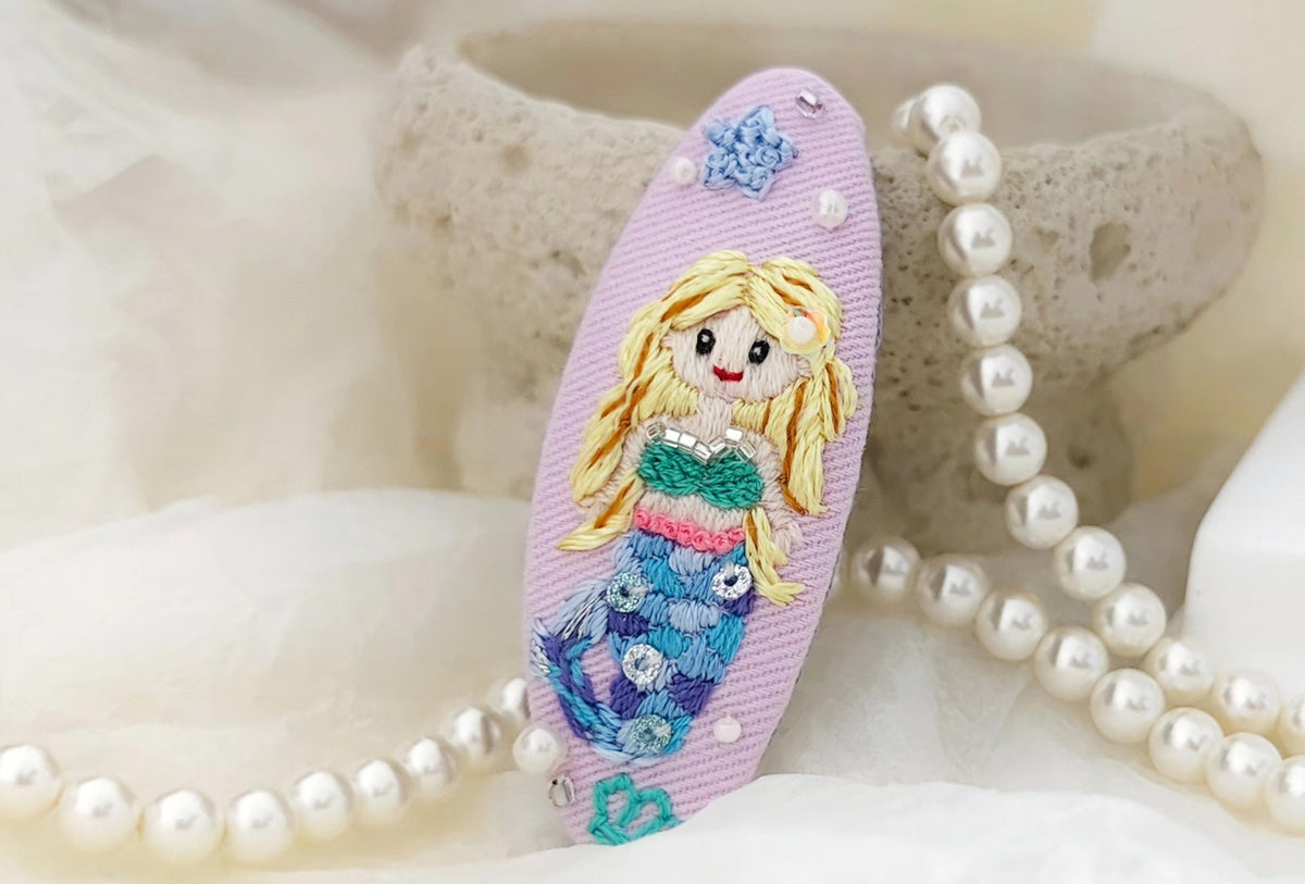 Barrette à cheveux brodée sirène rose lilas