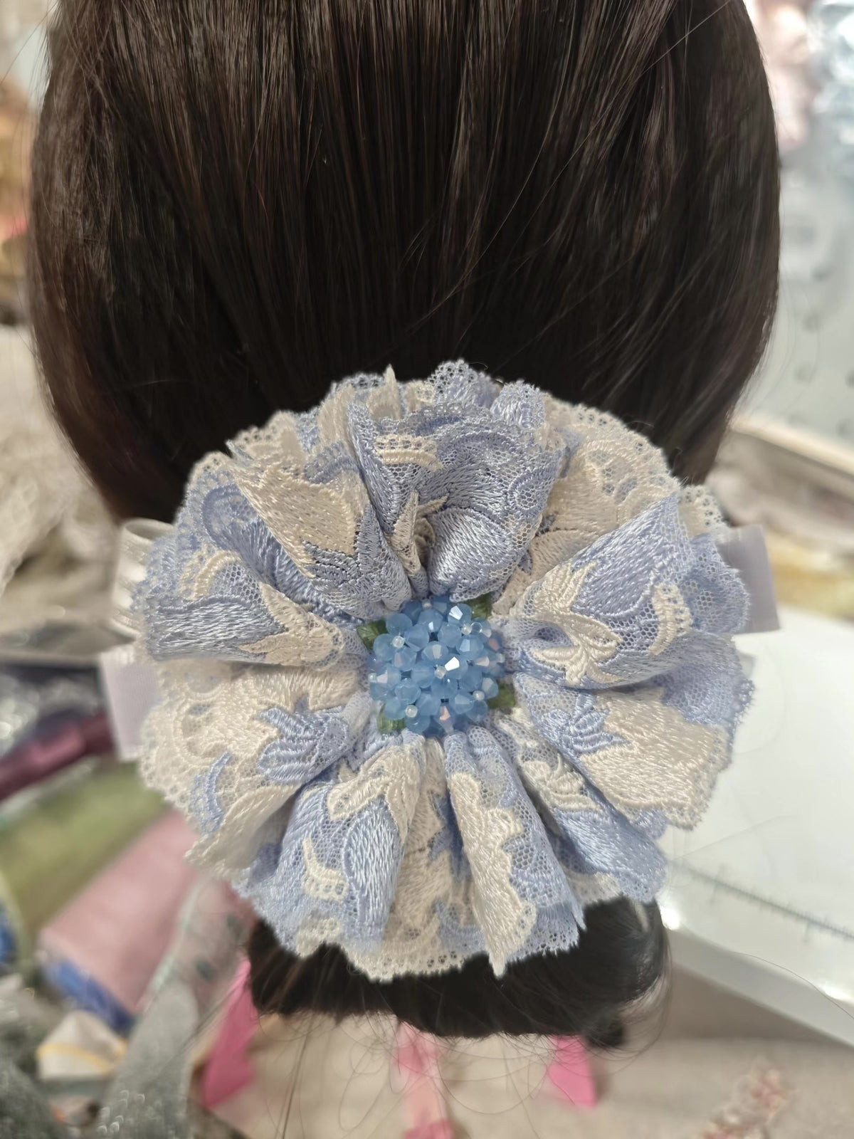 Blau-Lila Haarspange mit Hortensienblüte aus Spitze