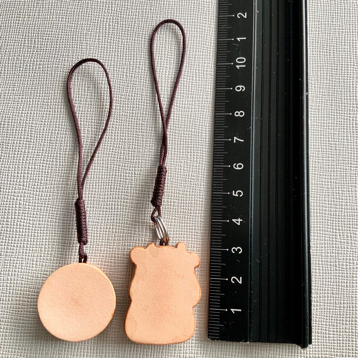 Handgeschnitzter Leder-Kuh-Anhänger