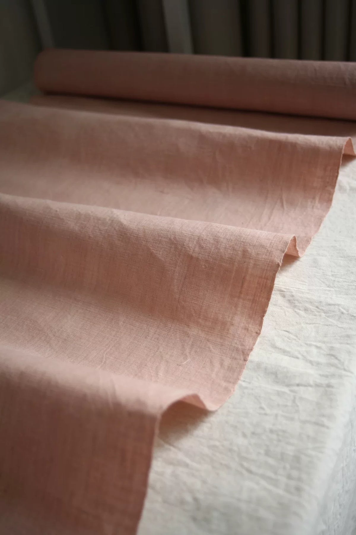 Tecido Rosa Tingido com Plantas de Raiz de Rubia