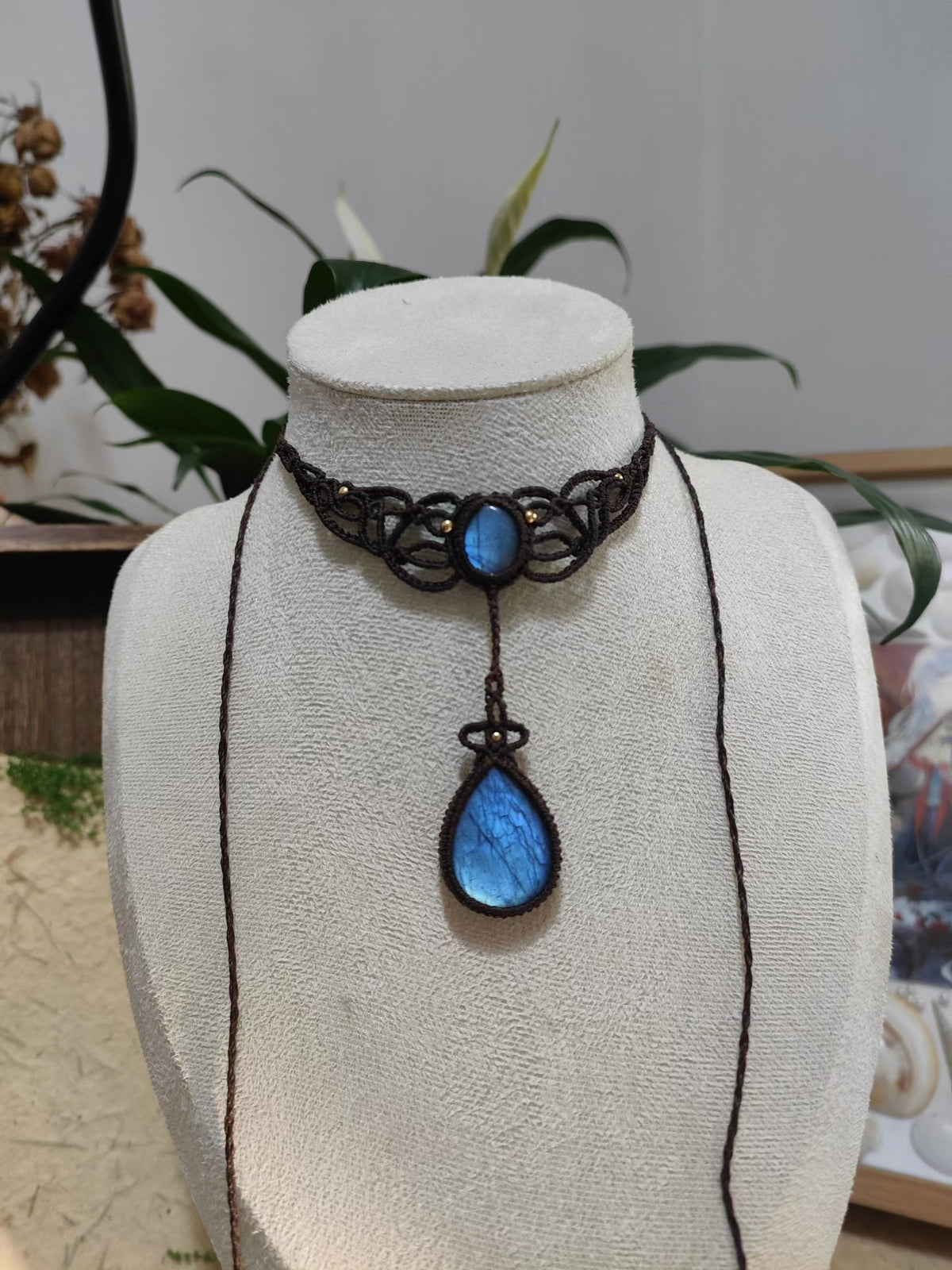 Collier artisanal en cordon labradorite avec pendentif goutte