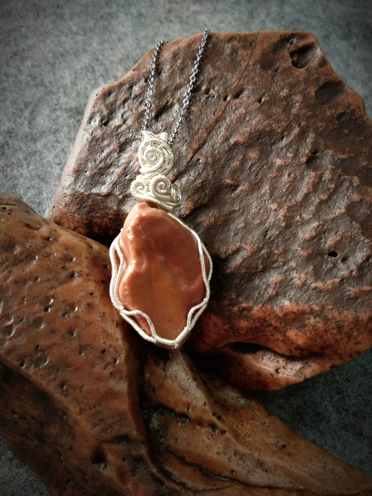 Colar com Pendente de Jaspe Alashan Enrolado em Cobre