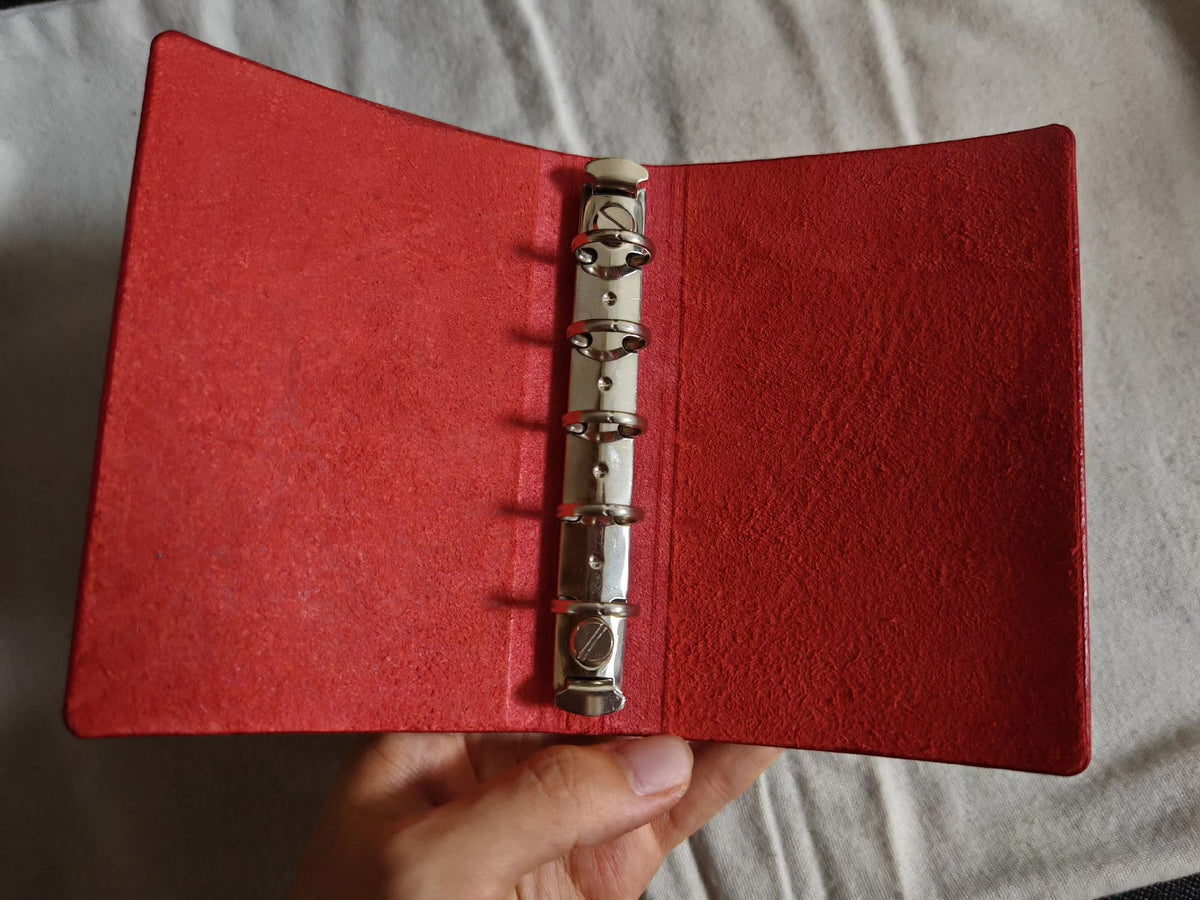 Ringbuch-Einband aus rotem Leder