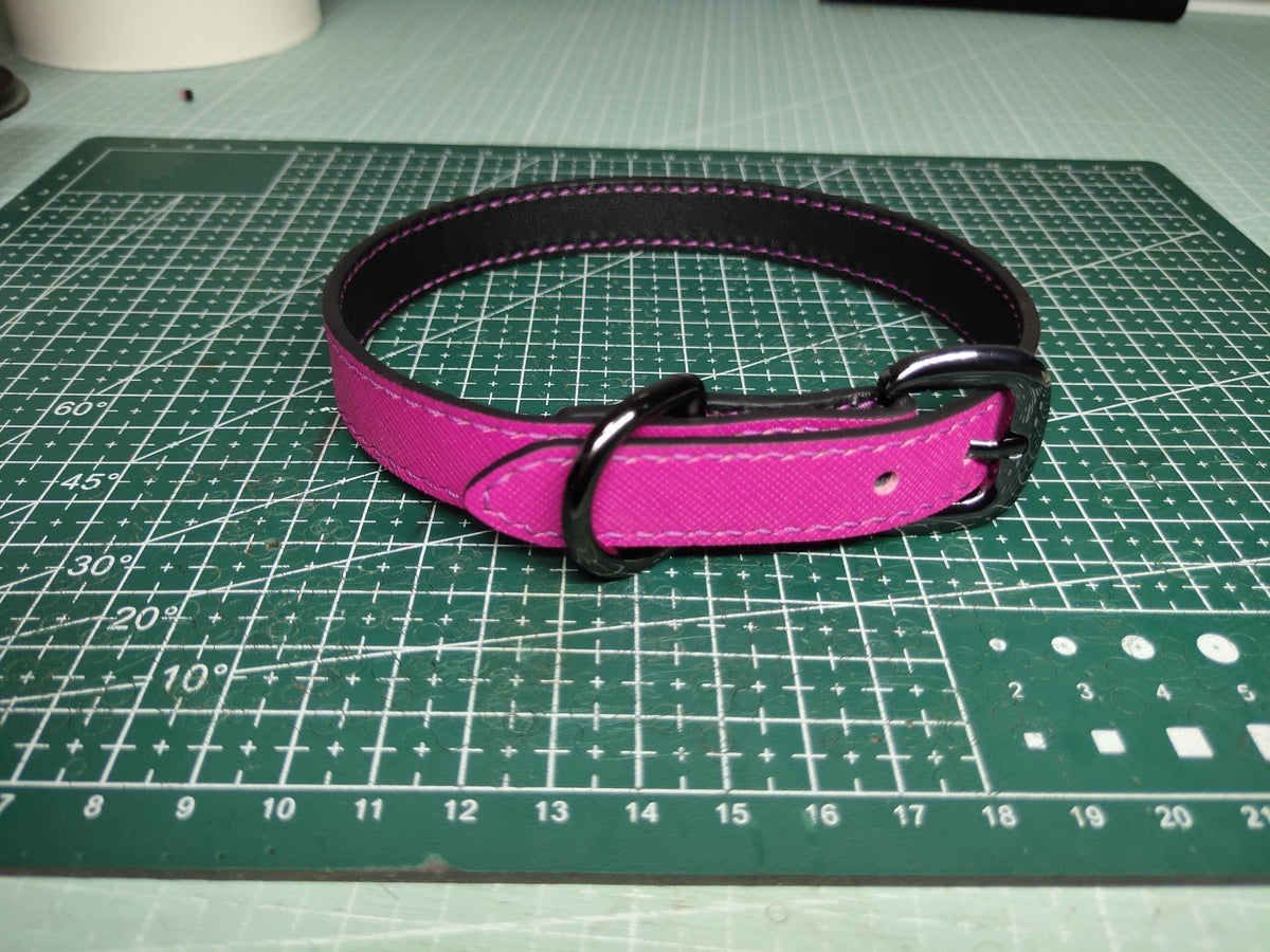 Hundehalsband aus Leder in Magenta-Lila mit schwarzer Innenseite