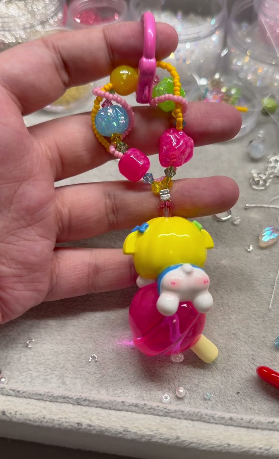 Handgefertigter Perlen-Handy-Anhänger mit Lutscher-Figur