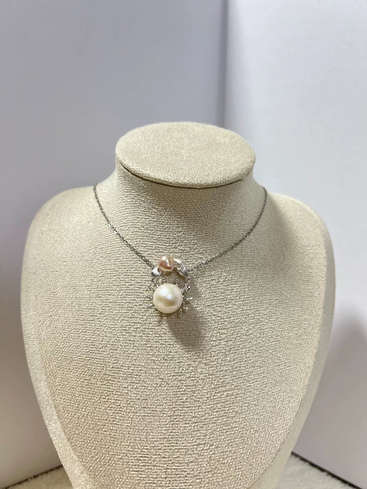 Collana con Pendente in Perle e Cornice a Raggio