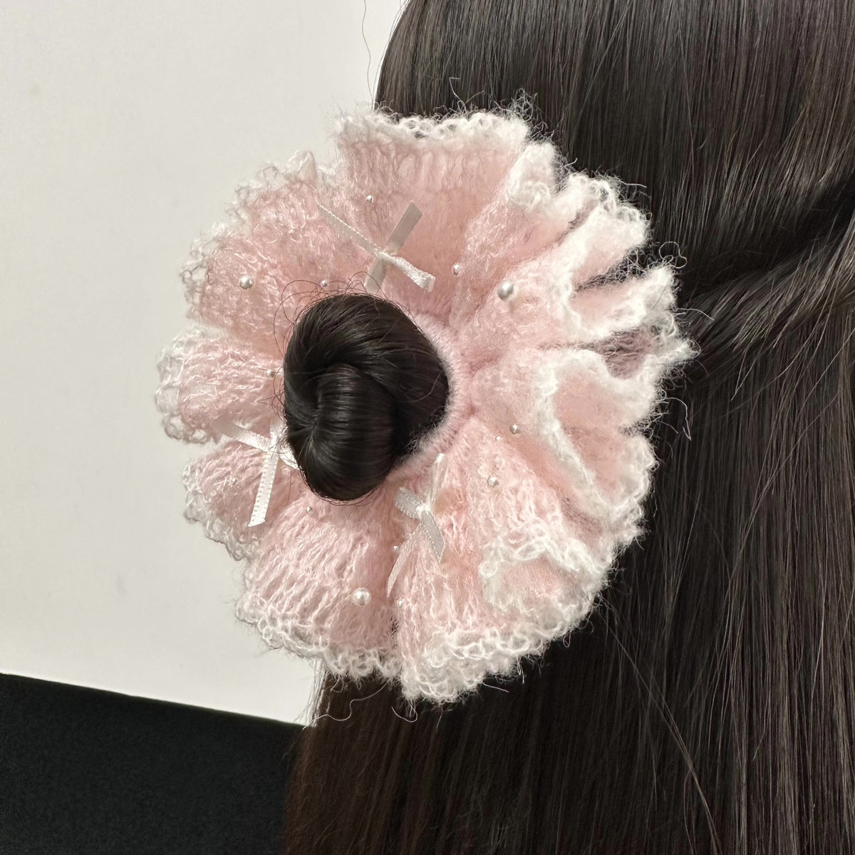 Handvirkad hårsnodd Rosa pärla