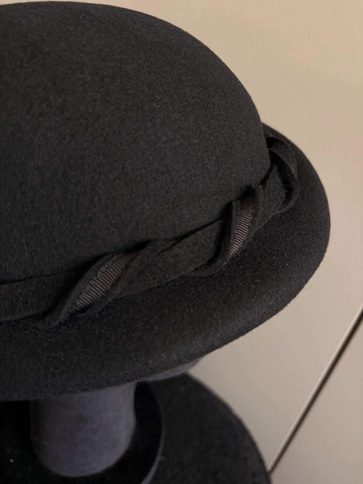 Béret en feutre de laine noir avec galon tressé