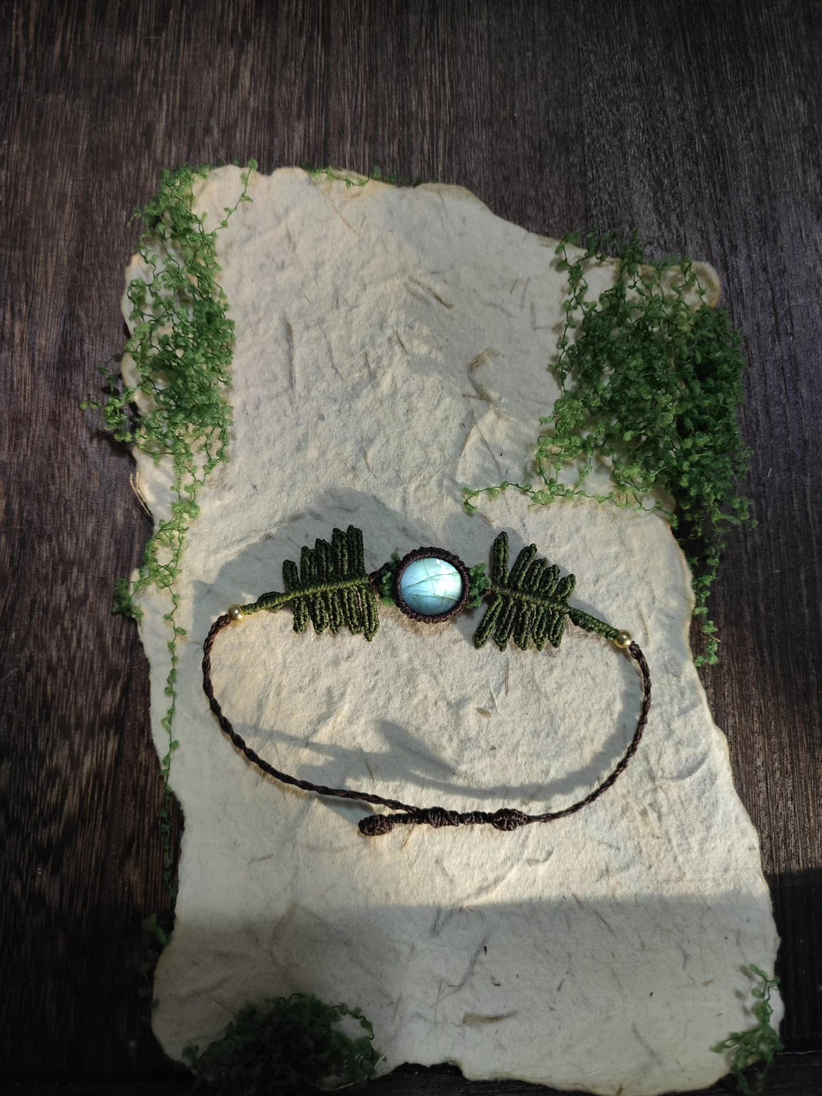 Labradorit Ormbunksblad Makraméarmband