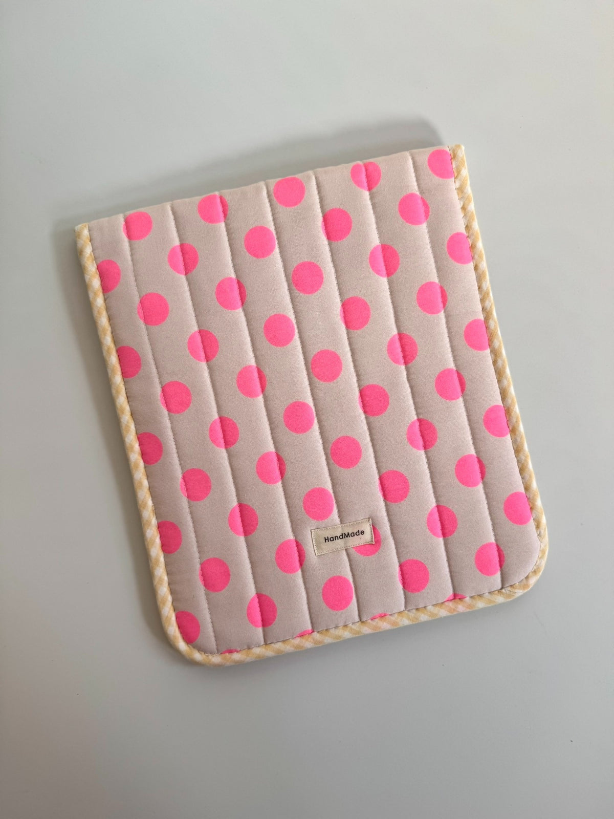 Custodia per tablet in cotone trapuntato con pois fatta a mano