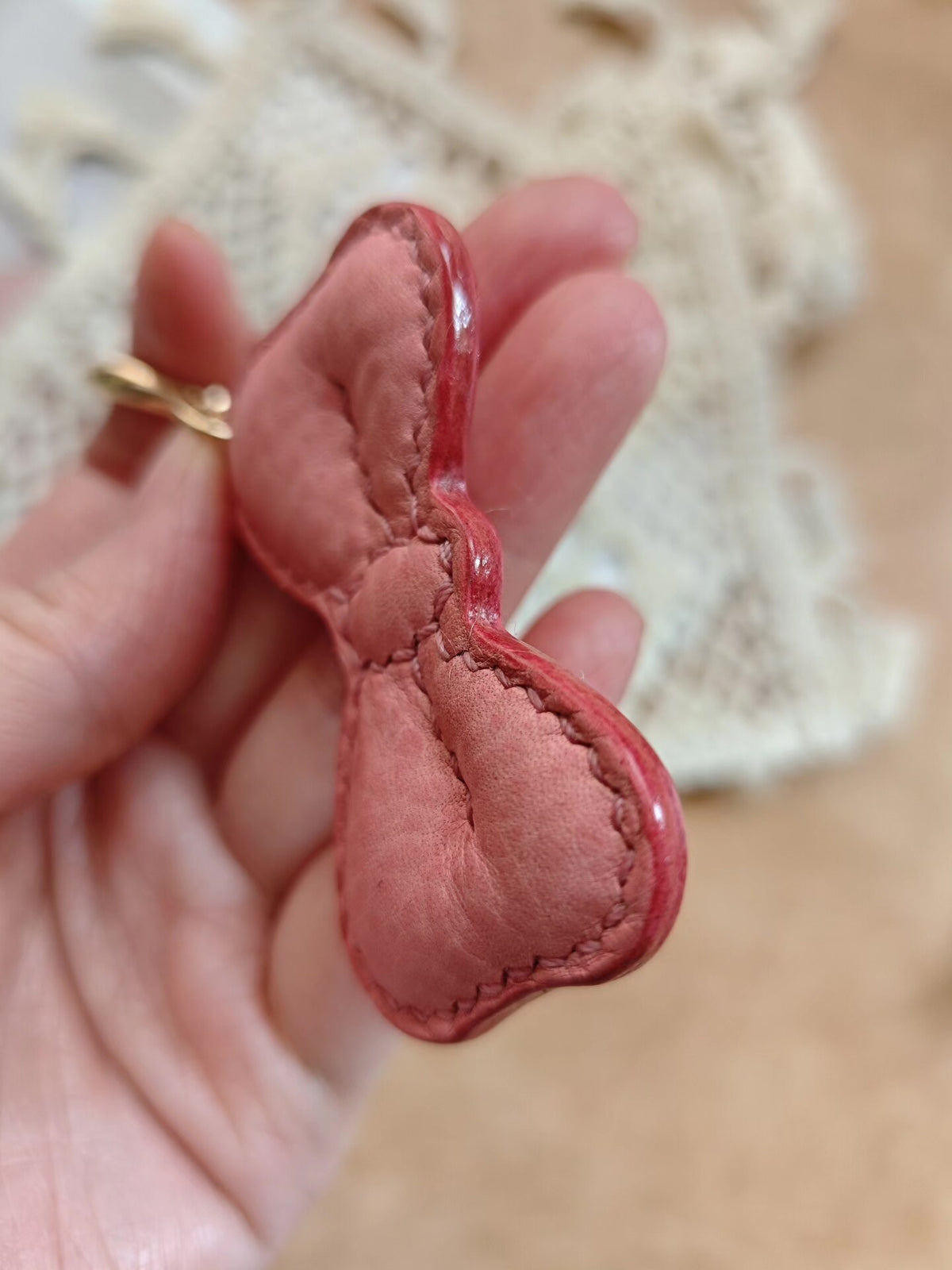Chaveiro de Couro com Coração Rosa e Laço