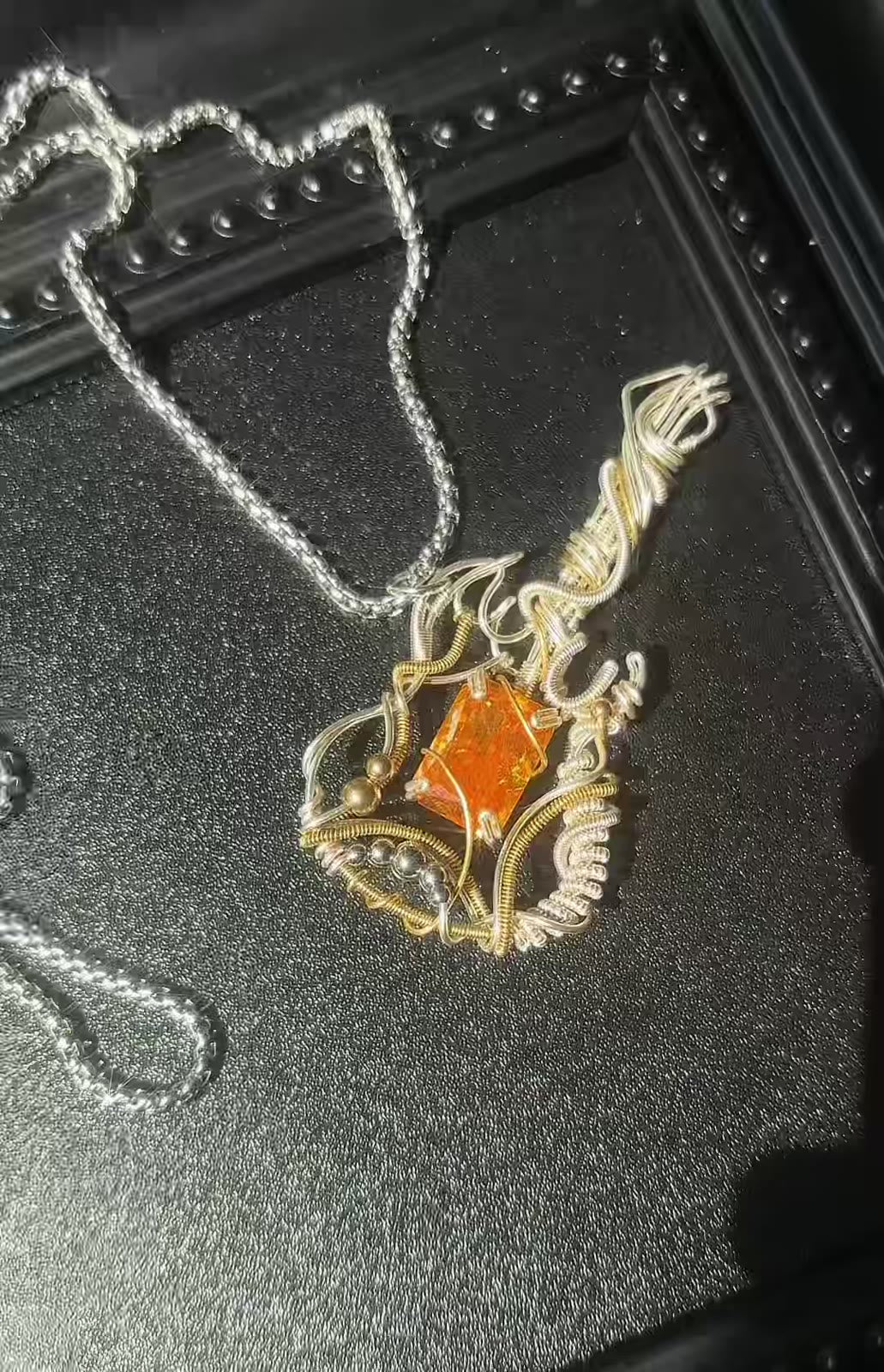 Collier pendentif artisanal torsadé