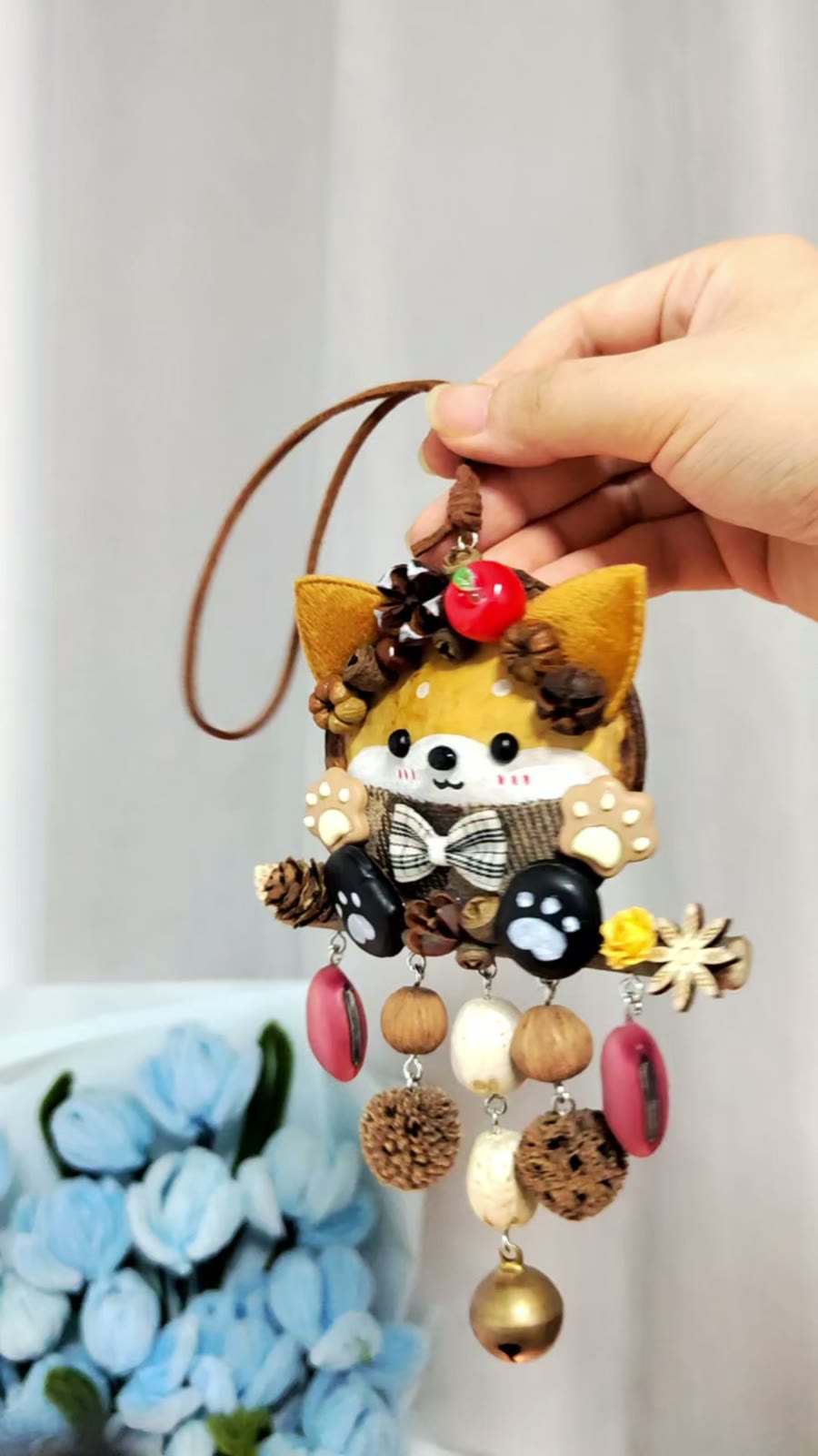 Adorno colgante de Shiba Inu en vaina natural hecho a mano